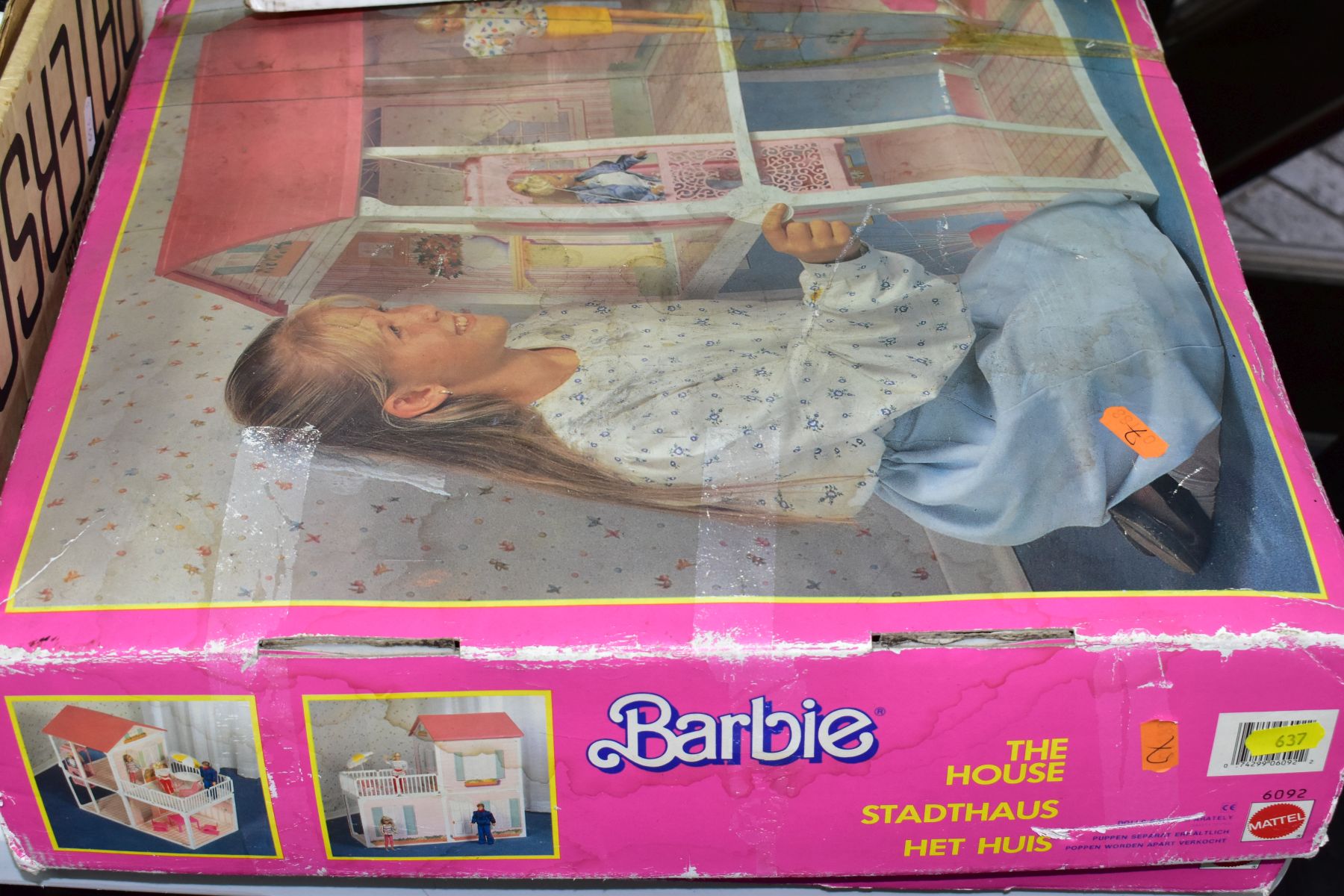 A BOXED BARBIE HOUSE AND FURNITURE, comprising boxed late twentieth century Barbie 'The House', with - Image 5 of 6