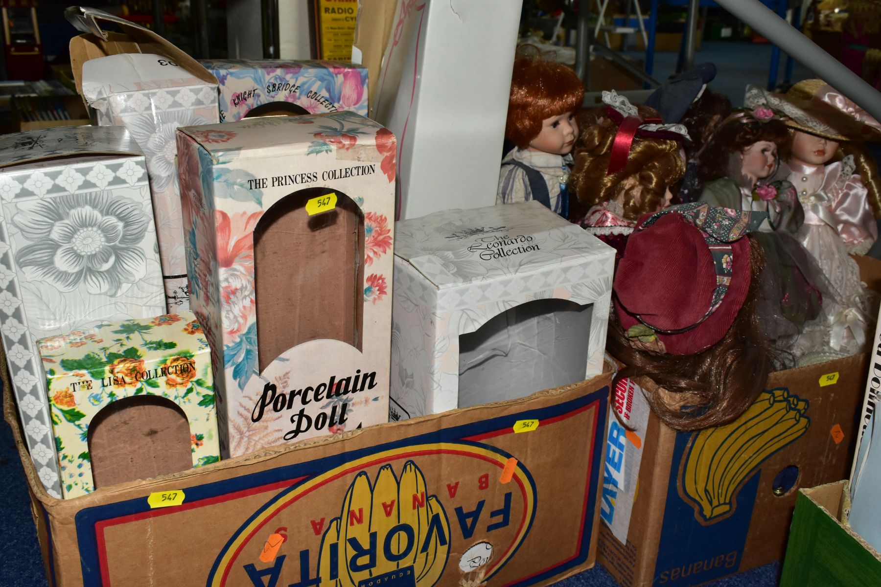 FOUR BOXES OF BOXED AND LOOSE COLLECTORS DOLLS, MODERN DOLLS' HOUSE ACCESSORIES, ETC, including - Image 4 of 8