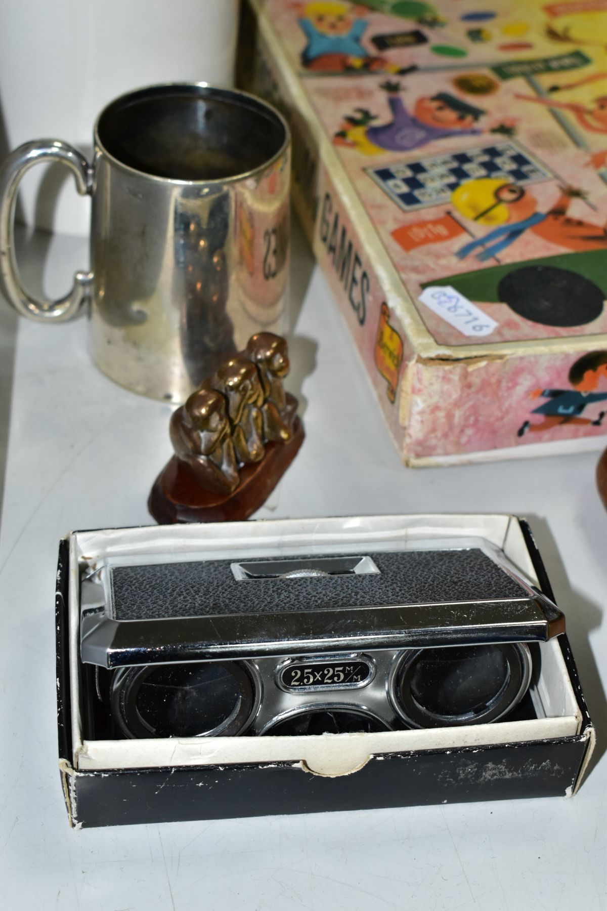 A GROUP OF POSTAL SCALES, DIECAST MODEL CARS, CERAMICS, METAL WARES AND MISCELLANEOUS ITEMS, to - Image 4 of 8