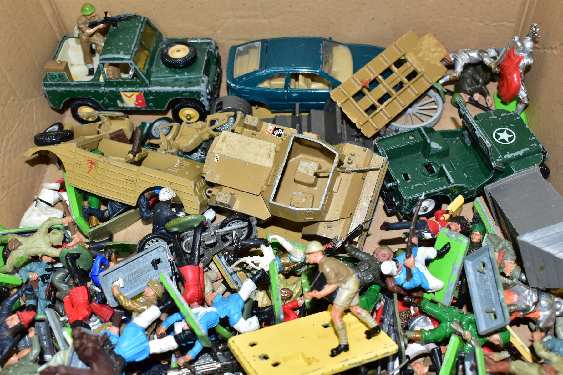 A BOX CONTAINING A QUANTITY OF PLAYWORN BRITAINS PLASTIC SOLDIERS AND VEHICLES ETC, together with - Image 3 of 3