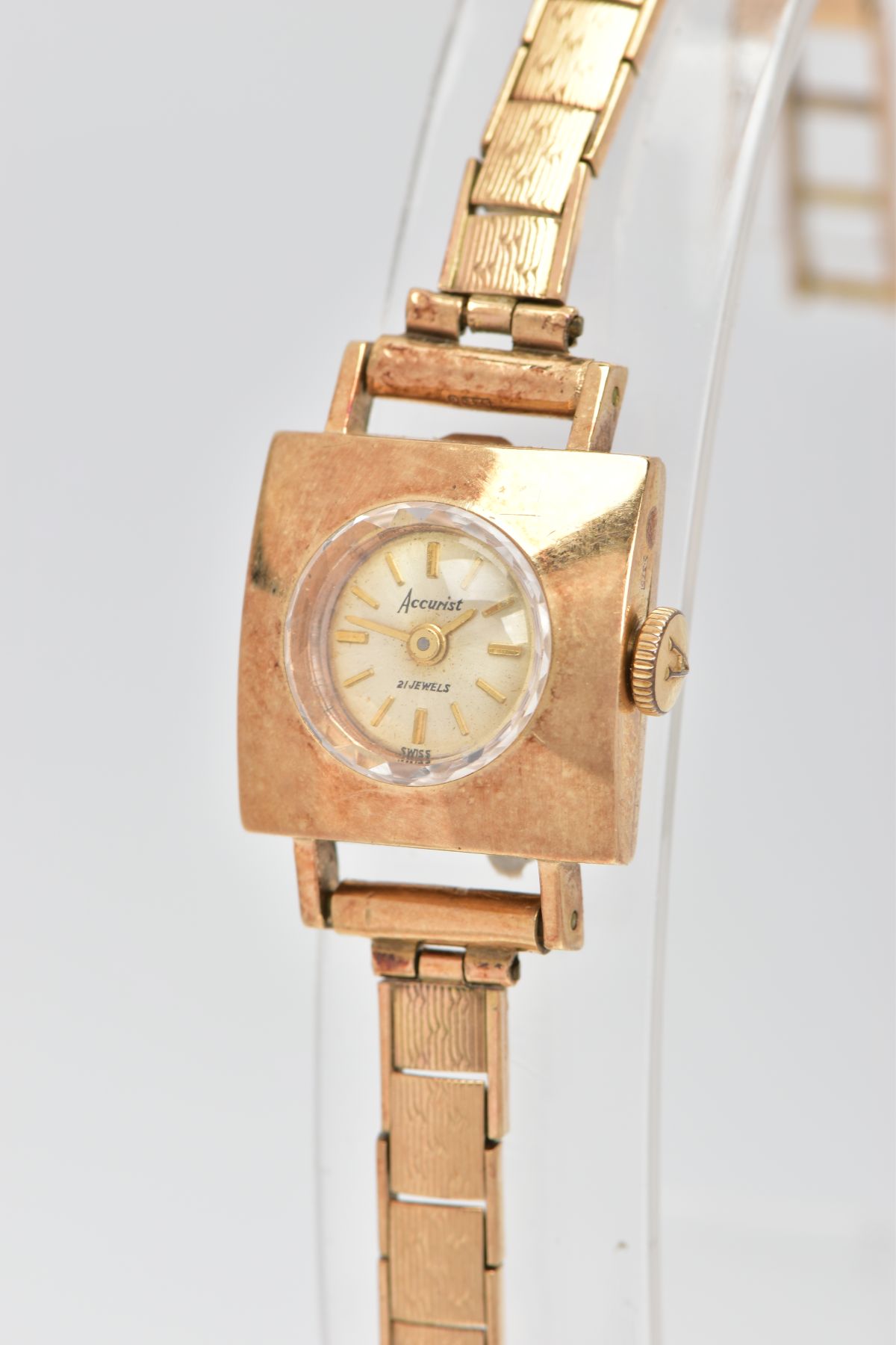 A LADYS 9CT GOLD 'ACCURIST' WRISTWATCH, hand wound movement, round gold dial signed 'Accurist, 21 - Image 2 of 6