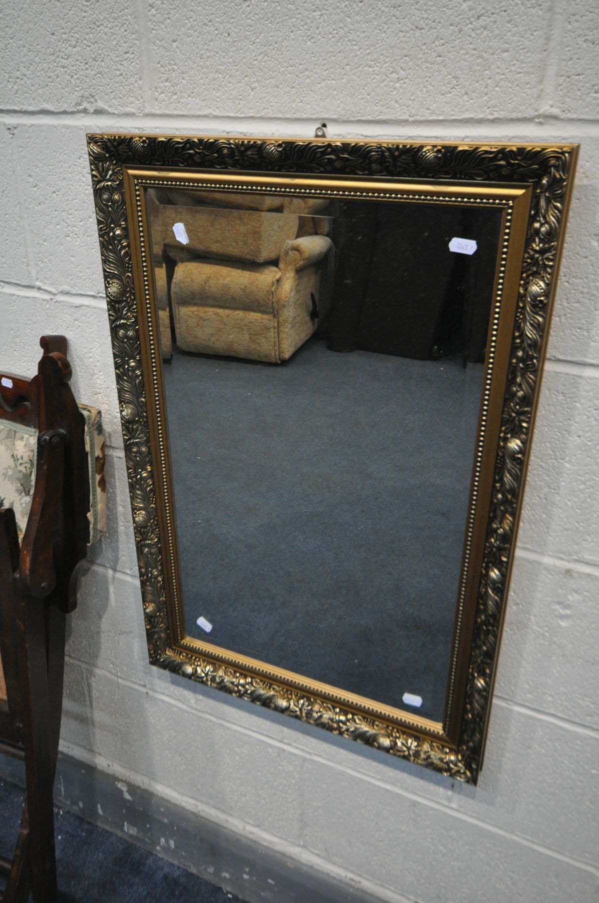 AN EARLY 20TH CENTURY BEECH FOLDING ARMCHAIR, with open armrests, along with a gilt wood bevelled - Bild 4 aus 4