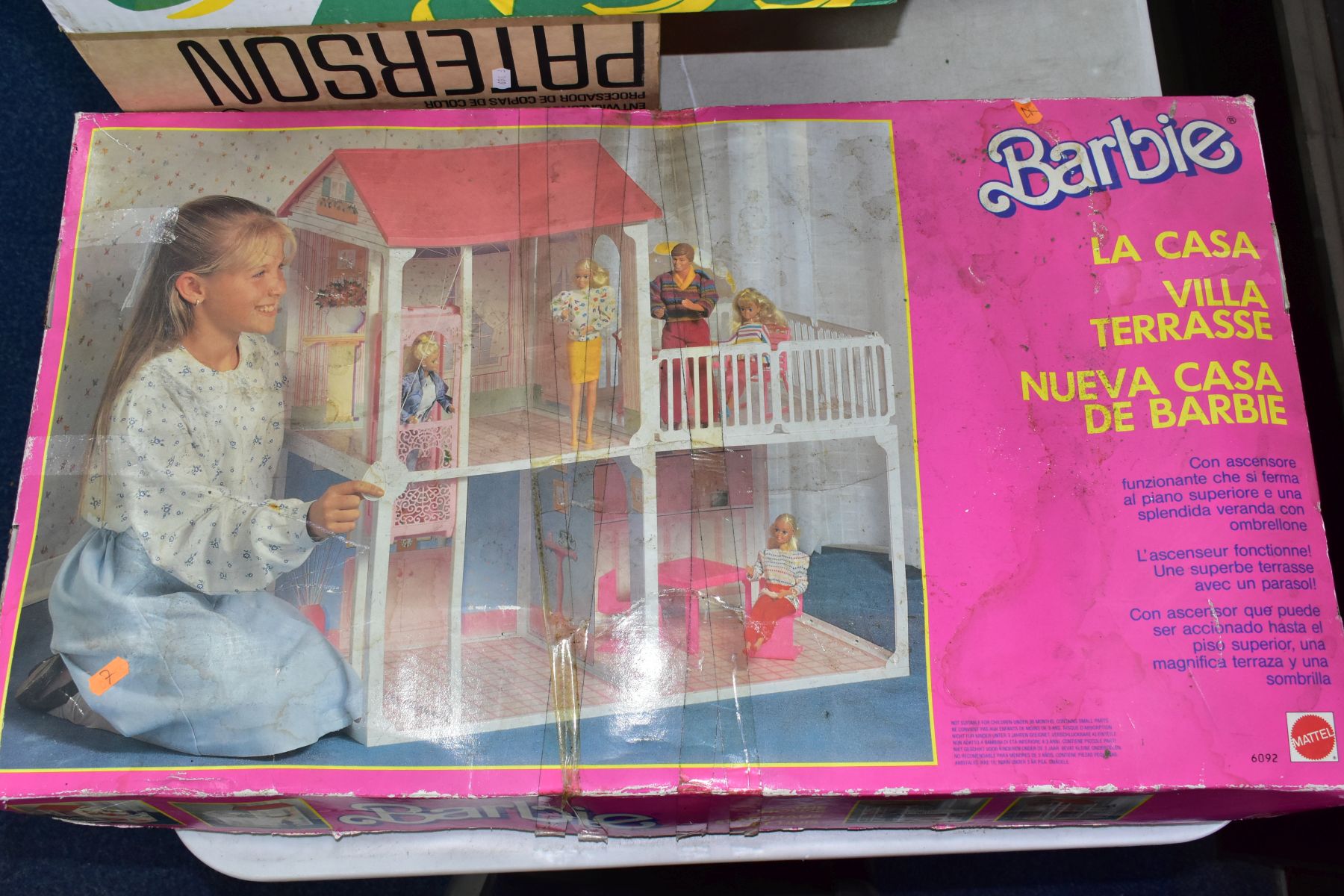 A BOXED BARBIE HOUSE AND FURNITURE, comprising boxed late twentieth century Barbie 'The House', with - Image 3 of 6