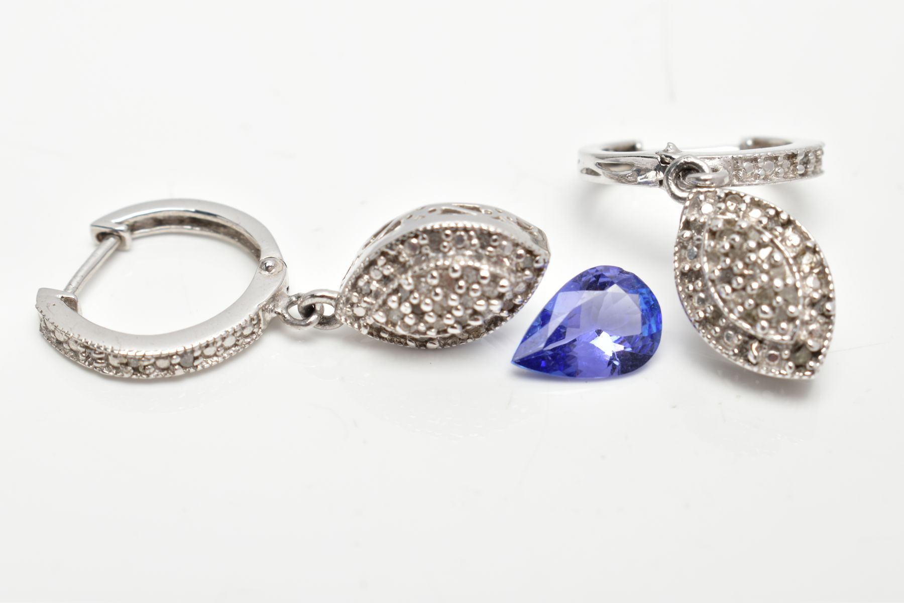 A PEAR CUT TANZANITE STONE AND A PAIR OF WHITE METAL DROP EARRINGS, loose pear cut tanzanite,