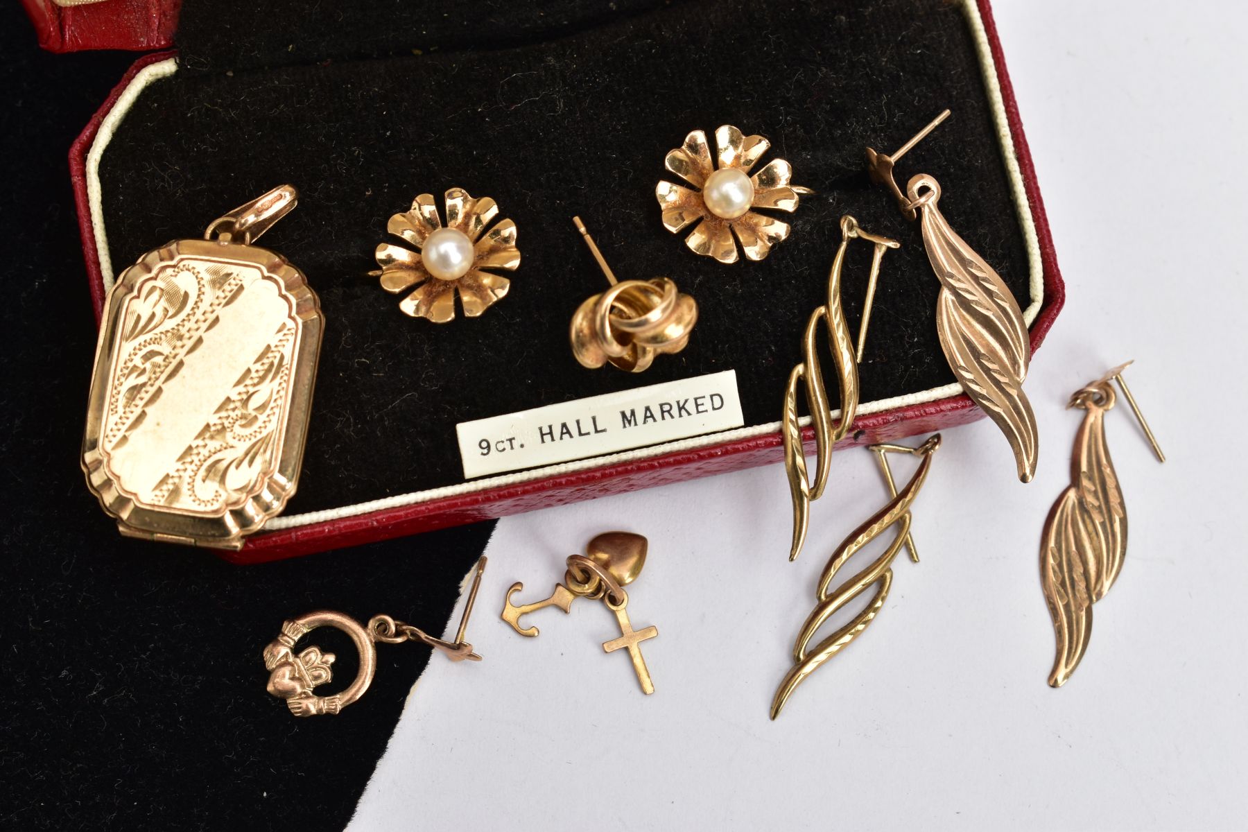 A PAIR OF 9CT GOLD EARRINGS AND A SELECTION OF YELLOW METAL JEWELLERY, a pair of floral earrings set