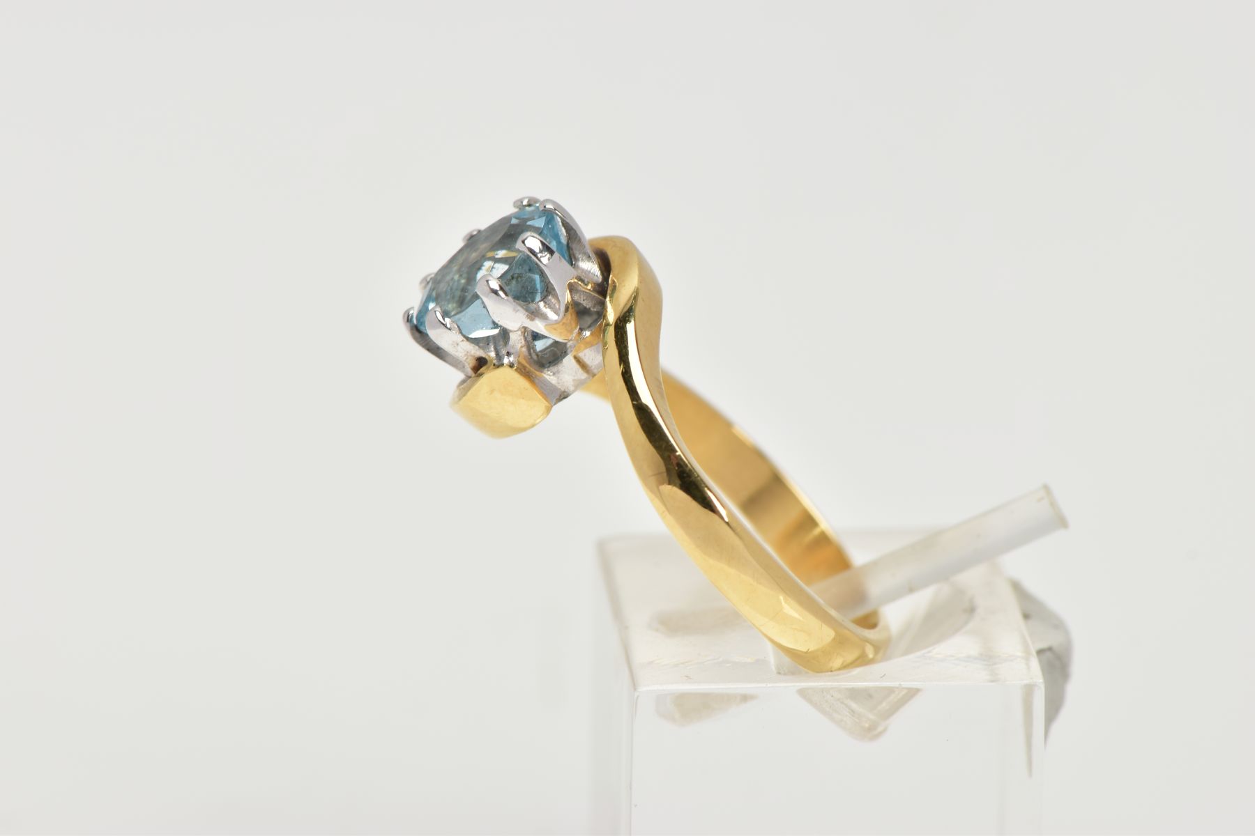 AN 18CT GOLD AQUAMARINE RING, an oval cut aquamarine, approximate dimensions length 8mm x width 6mm, - Image 2 of 4