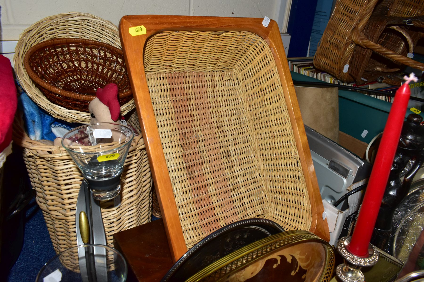 FOUR BOXES AND LOOSE LPS, CDS, WICKER BASKETS, LOOSE KITCHEN CUTLERY, METALWARE AND HOUSEHOLD - Image 10 of 14