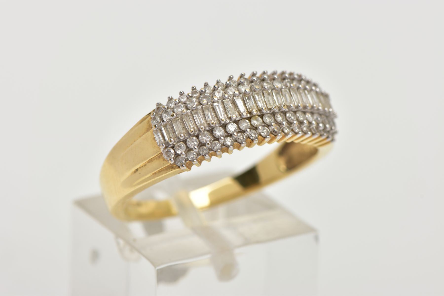 AN 18CT GOLD DIAMOND DRESS RING, set with a central row of rectangular cut diamonds, within double - Image 4 of 4