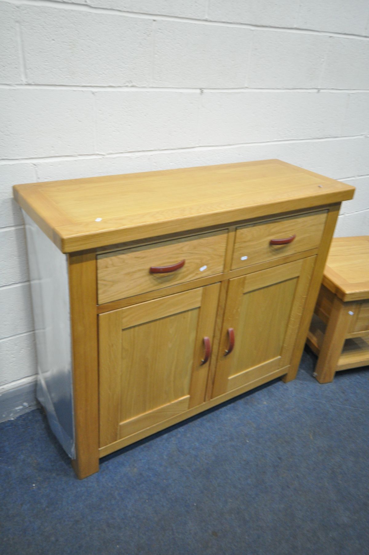 A 'GLOBAL HOME' LIGHT OAK SIDEBOARD with two drawers, width 120cm x depth 45cm x height 100cm, and a - Bild 2 aus 3