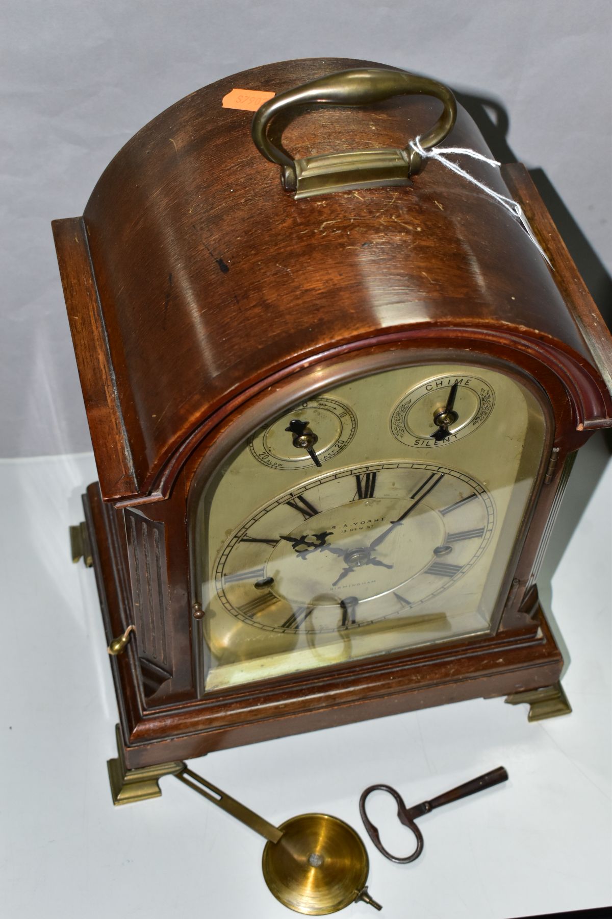 AN EARLY 20TH CENTURY MAHOGANY CASED DOME TOP CHIMING BRACKET CLOCK, hinged brass carrying handle to - Image 3 of 10