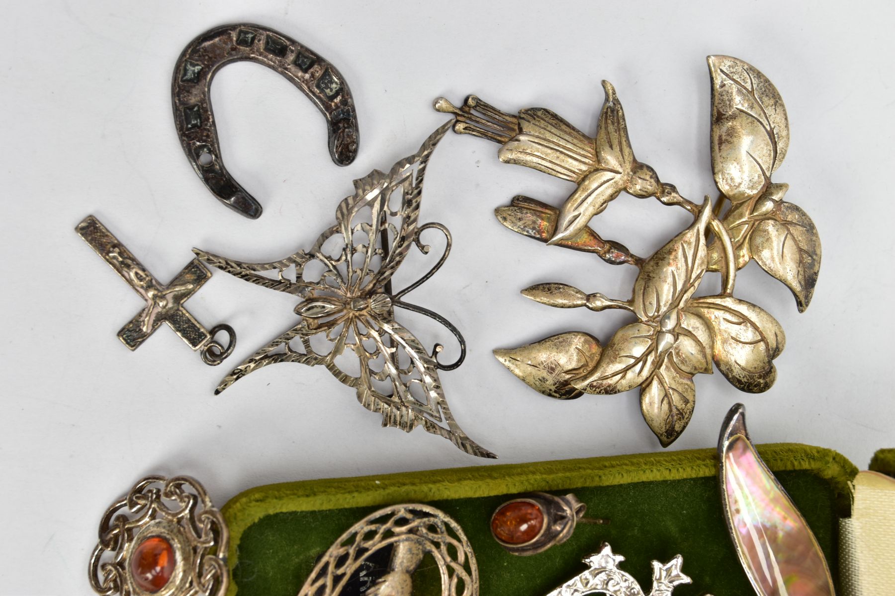 AN ASSORTMENT OF SILVER AND WHITE METAL JEWELLERY, to include a floral brooch hallmarked sterling - Image 4 of 5