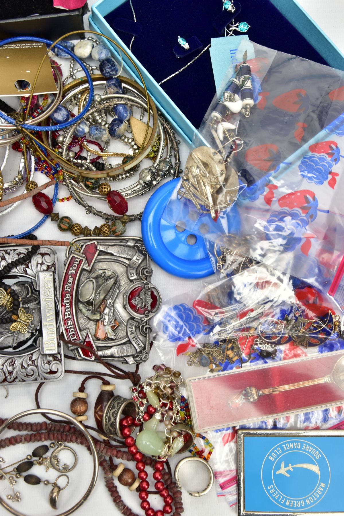 AN ASSORTMENT OF COSTUME JEWELLERY, to include a selection of white metal jewellery items, some - Image 2 of 4