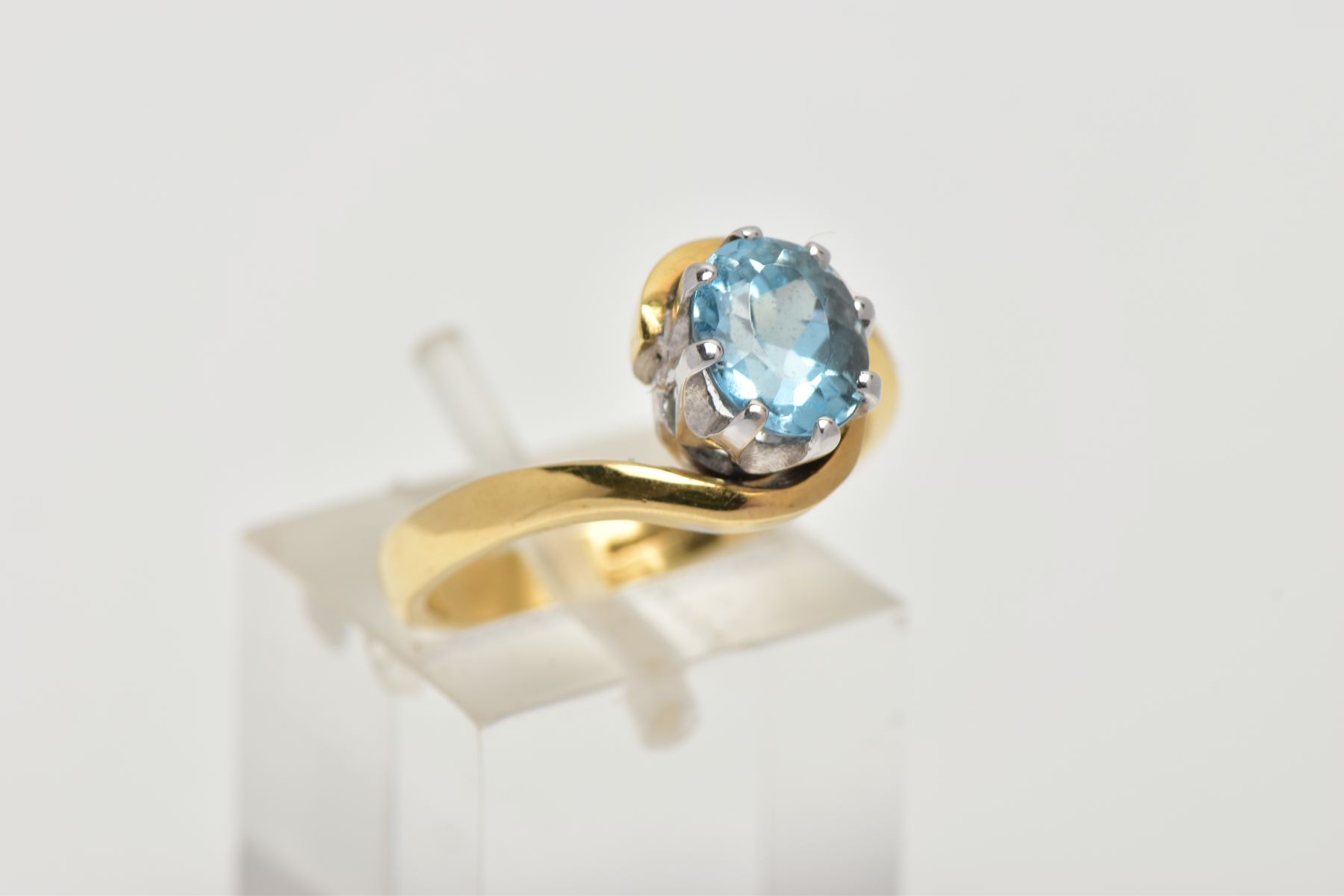 AN 18CT GOLD AQUAMARINE RING, an oval cut aquamarine, approximate dimensions length 8mm x width 6mm, - Image 4 of 4