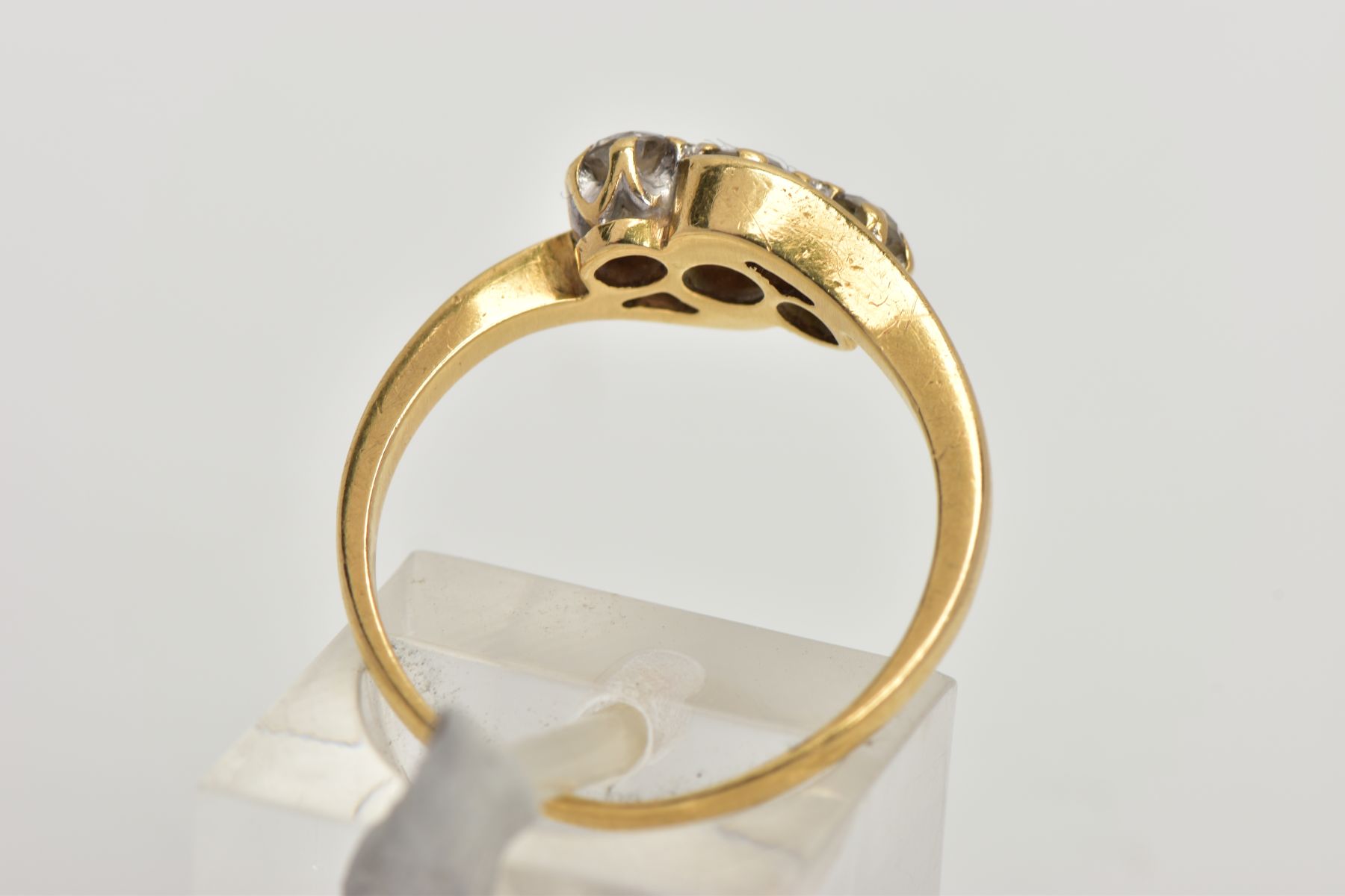 AN 18CT GOLD THREE STONE DIAMOND RING, cross over design set with three round brilliant cut - Image 3 of 4