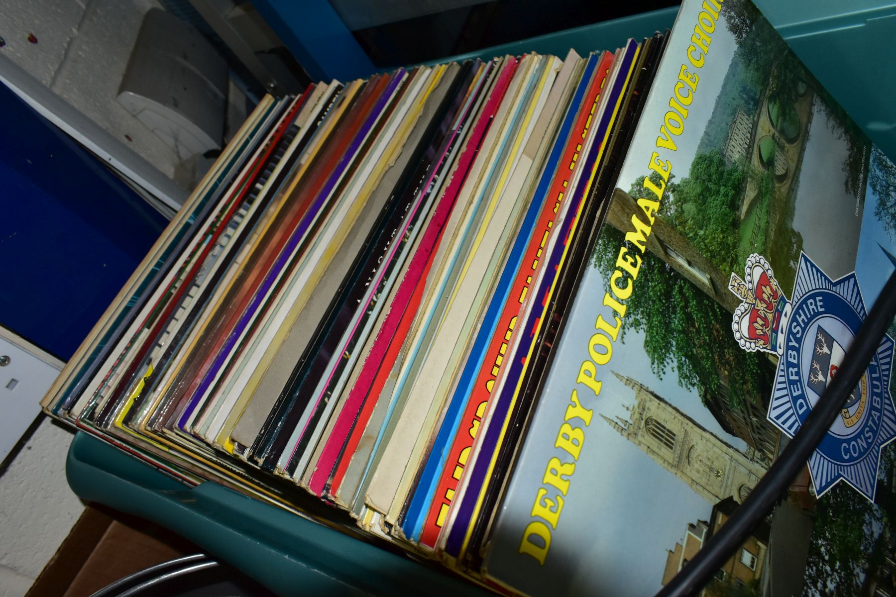 FOUR BOXES AND LOOSE LPS, CDS, WICKER BASKETS, LOOSE KITCHEN CUTLERY, METALWARE AND HOUSEHOLD - Image 14 of 14