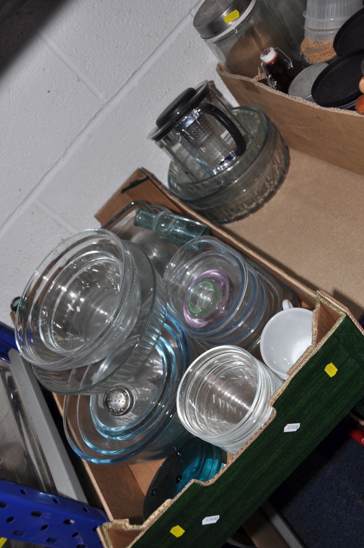 THREE BOXES AND LOOSE KITCHEN GLASSWARE, ETC, including Pyrex mixing bowls, glass and ceramic - Image 2 of 3