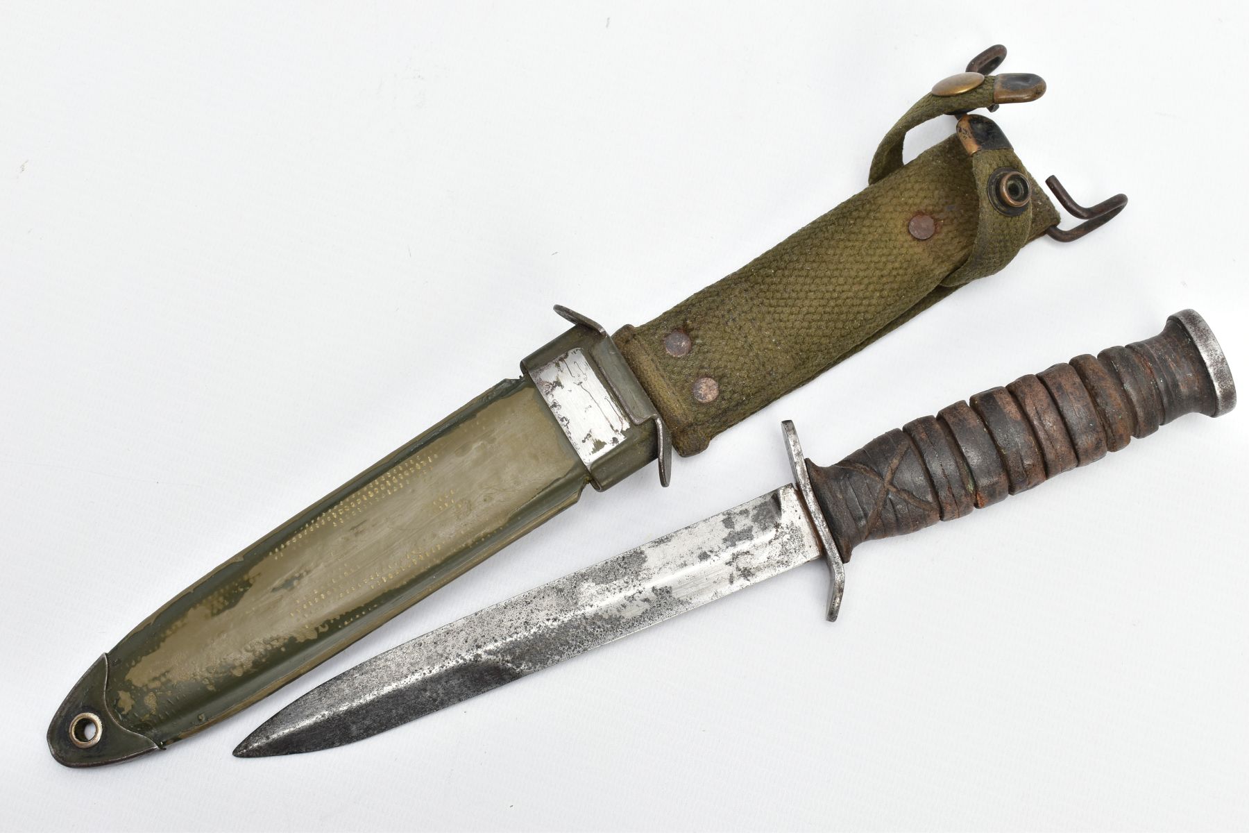 AMERICAN WORLD WAR TWO ERA M3 FIGHTING KNIFE, in metal and canvas scabbard, the knife cross guard is - Image 2 of 7