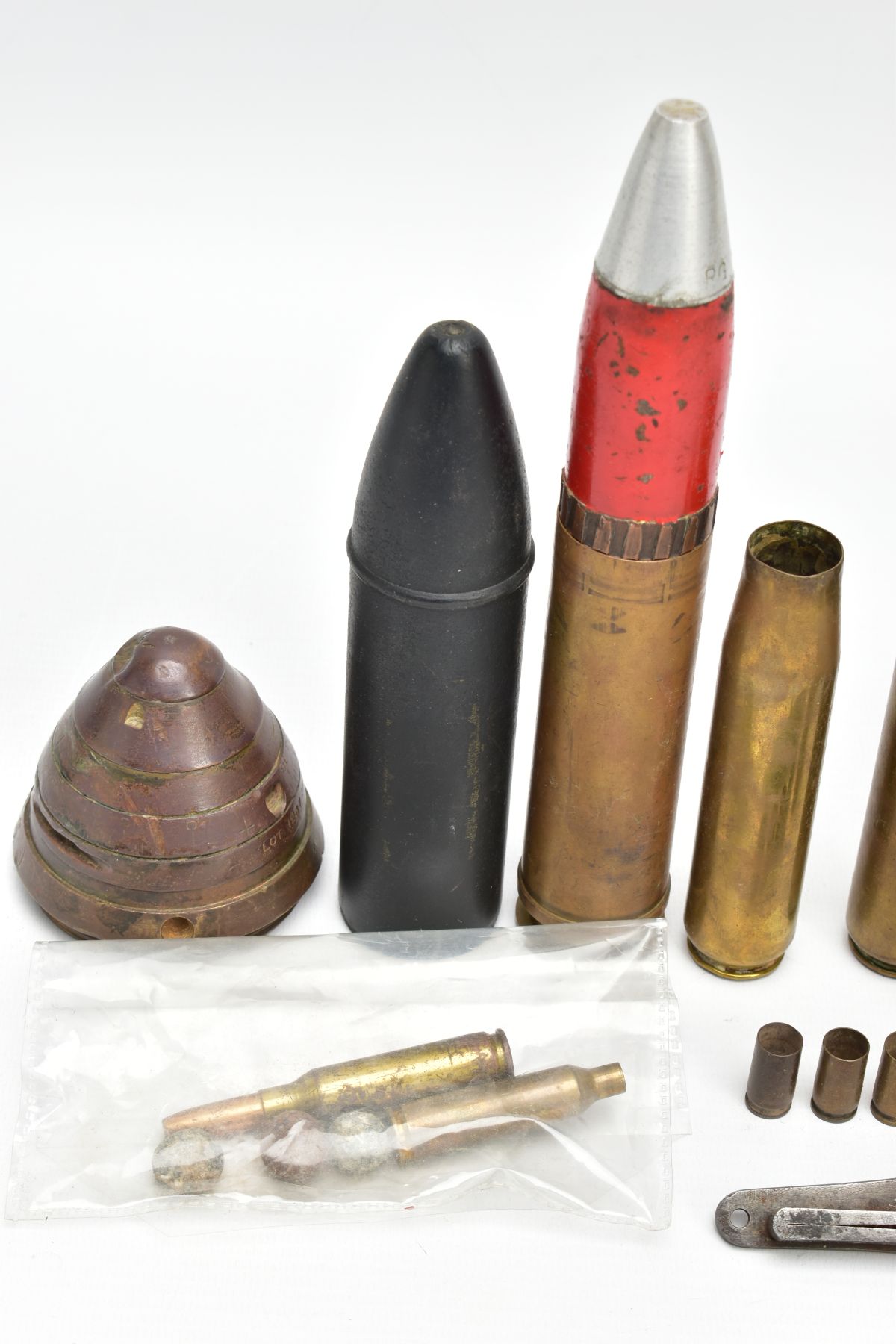 A BOX CONTAINING INERT AMMUNITION AND ORDENANCE, to include 2 x 1943 dated shells, British Baton - Image 3 of 7