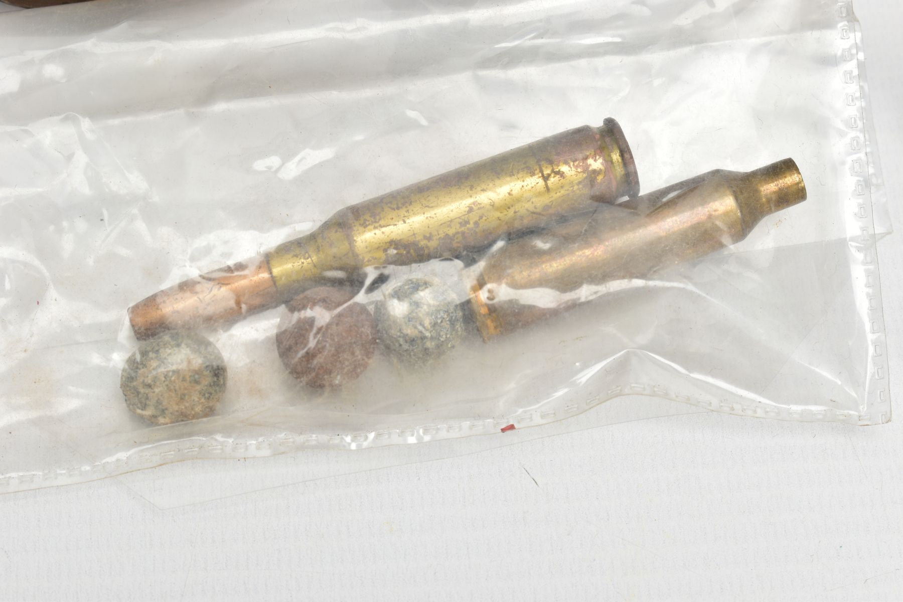 A BOX CONTAINING INERT AMMUNITION AND ORDENANCE, to include 2 x 1943 dated shells, British Baton - Image 6 of 7