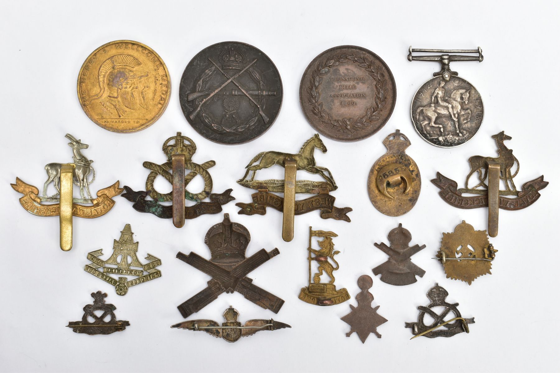 A BOX OF WORLD WAR ONE PERIOD CAP BADGES ETC, to include South Staffordshire, West Yorkshire, - Image 5 of 8