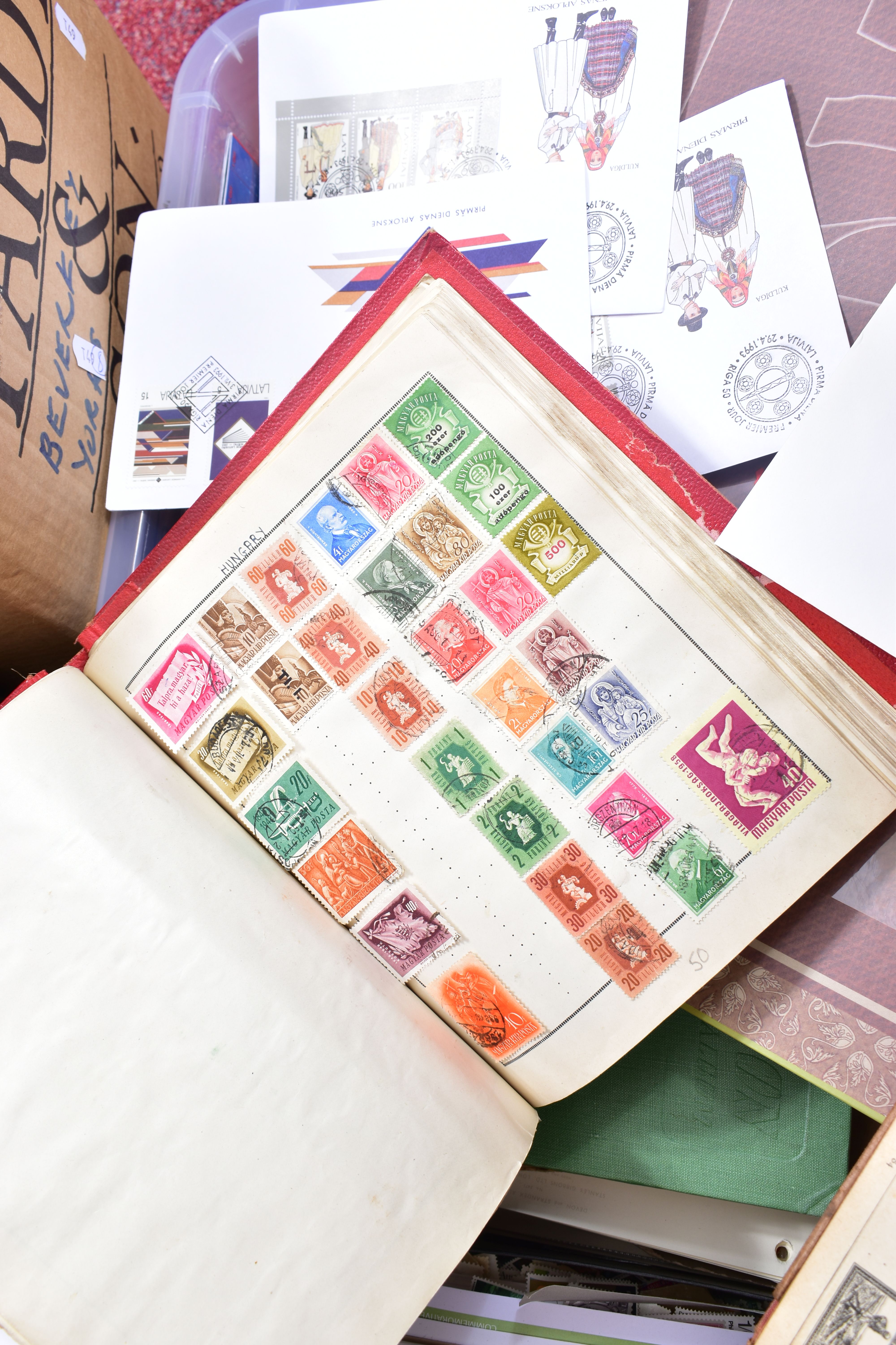 LARGE AND HEAVY COLLECTION OF STAMPS, we note 1960s unused aerogrammes, USA collection, numerous - Image 11 of 11