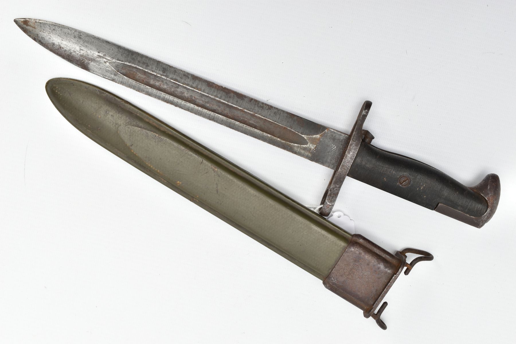 A WORLD WAR TWO ERA US ARMY BAYONET & SCABBARD, by American Fork & Hoe Company, period for this - Image 4 of 7