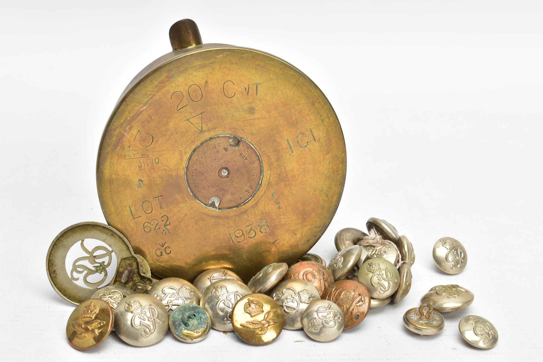 A WORLD WAR TWO DATED SHELL, 1938 fashioned into an ashtray with a number of Military buttons WWI/II - Image 4 of 4