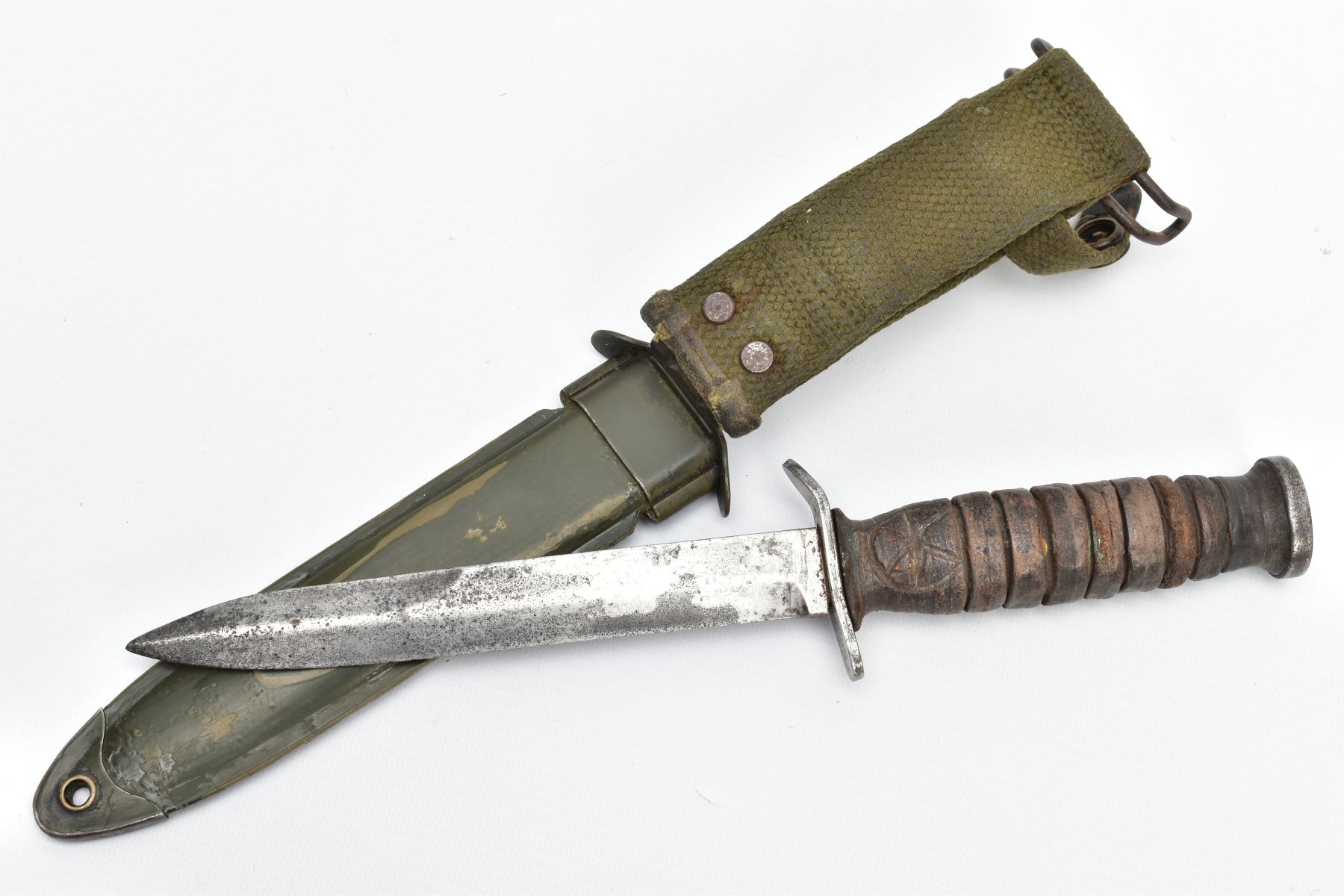 AMERICAN WORLD WAR TWO ERA M3 FIGHTING KNIFE, in metal and canvas scabbard, the knife cross guard is - Image 5 of 7
