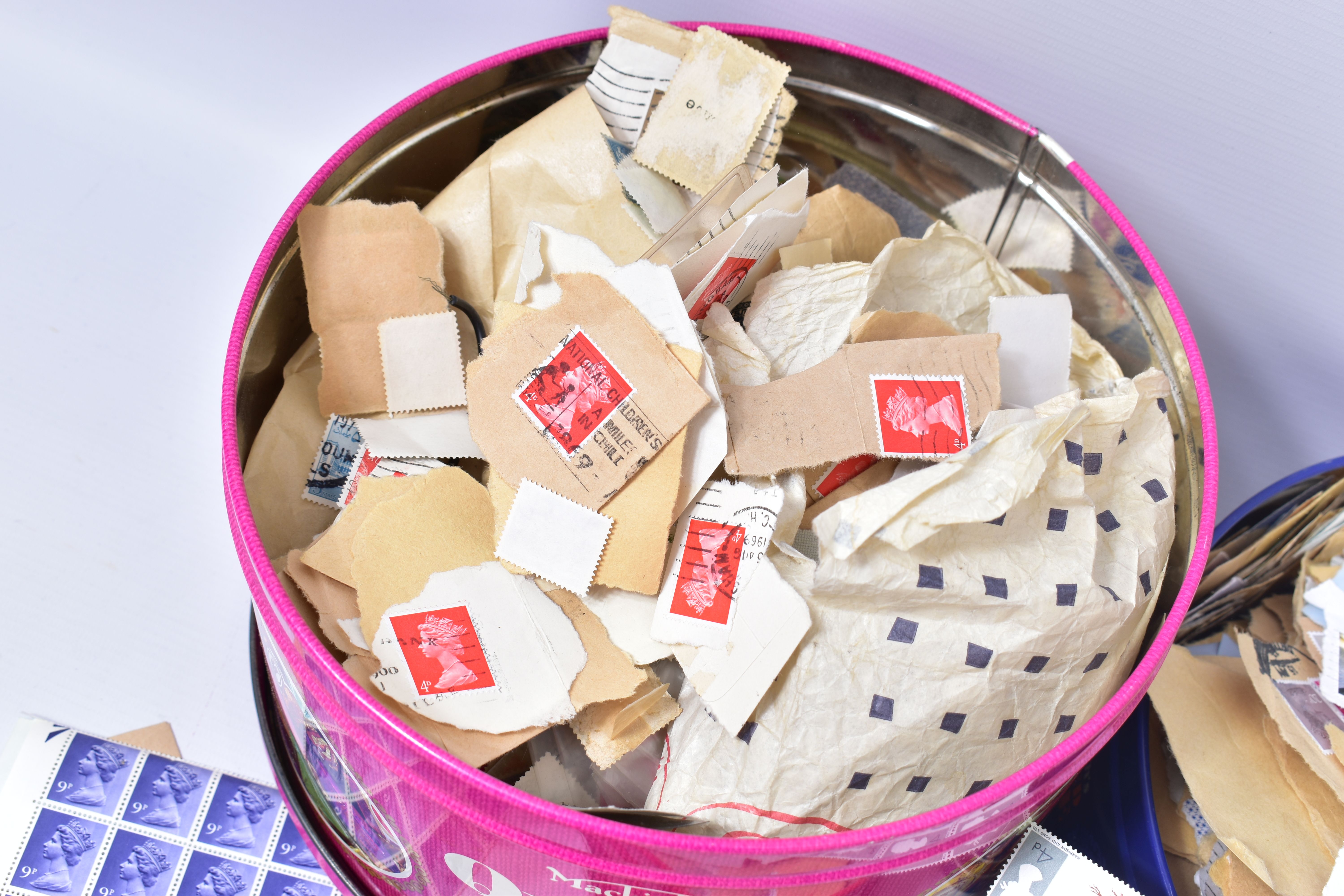 STAMP ACCUMULATION IN FOUR TINS AND ONE ALBUM, mostly as kiloware or loose in packets, we do note - Image 8 of 11