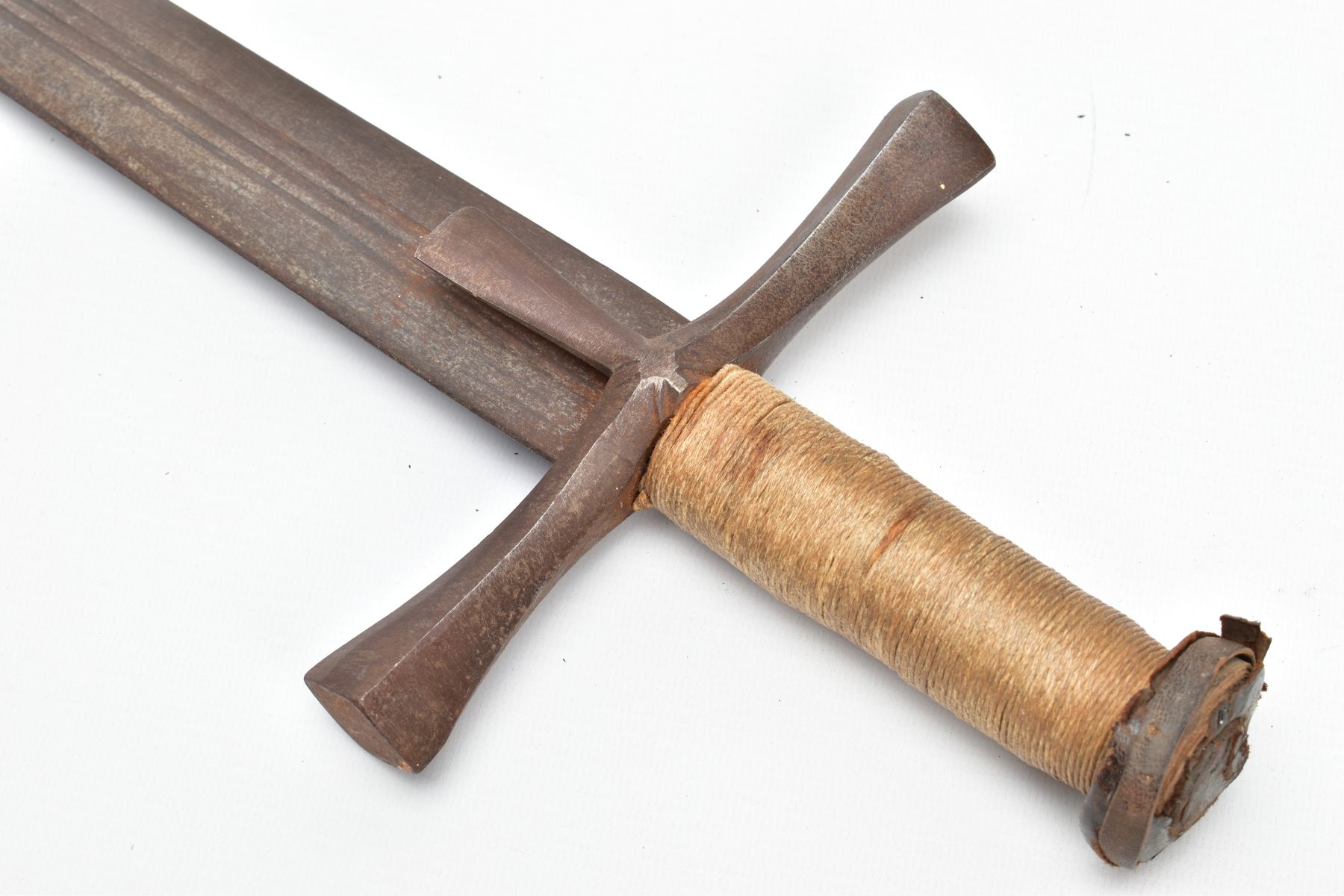 A MEDIEVAL STYLE SWORD, POSSIBLY EUROPEAN IN MANUFACTURE IN THE KASKARAS STYLE, the blade is - Image 5 of 13