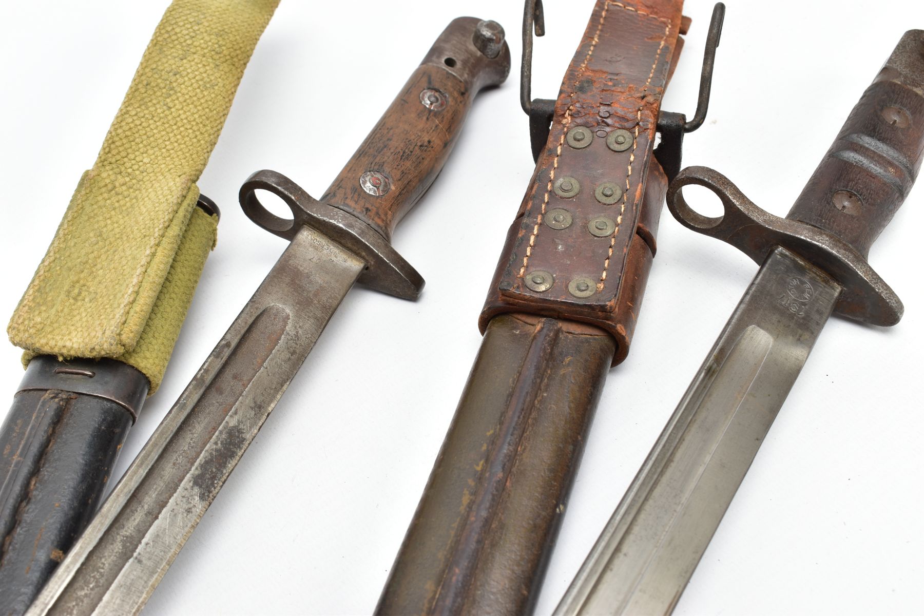 TWO WORLD WAR 1/2 RIFLE BAYONETS AND SCABBARDS, to include US Army 1917 pattern Remington brand - Image 9 of 10