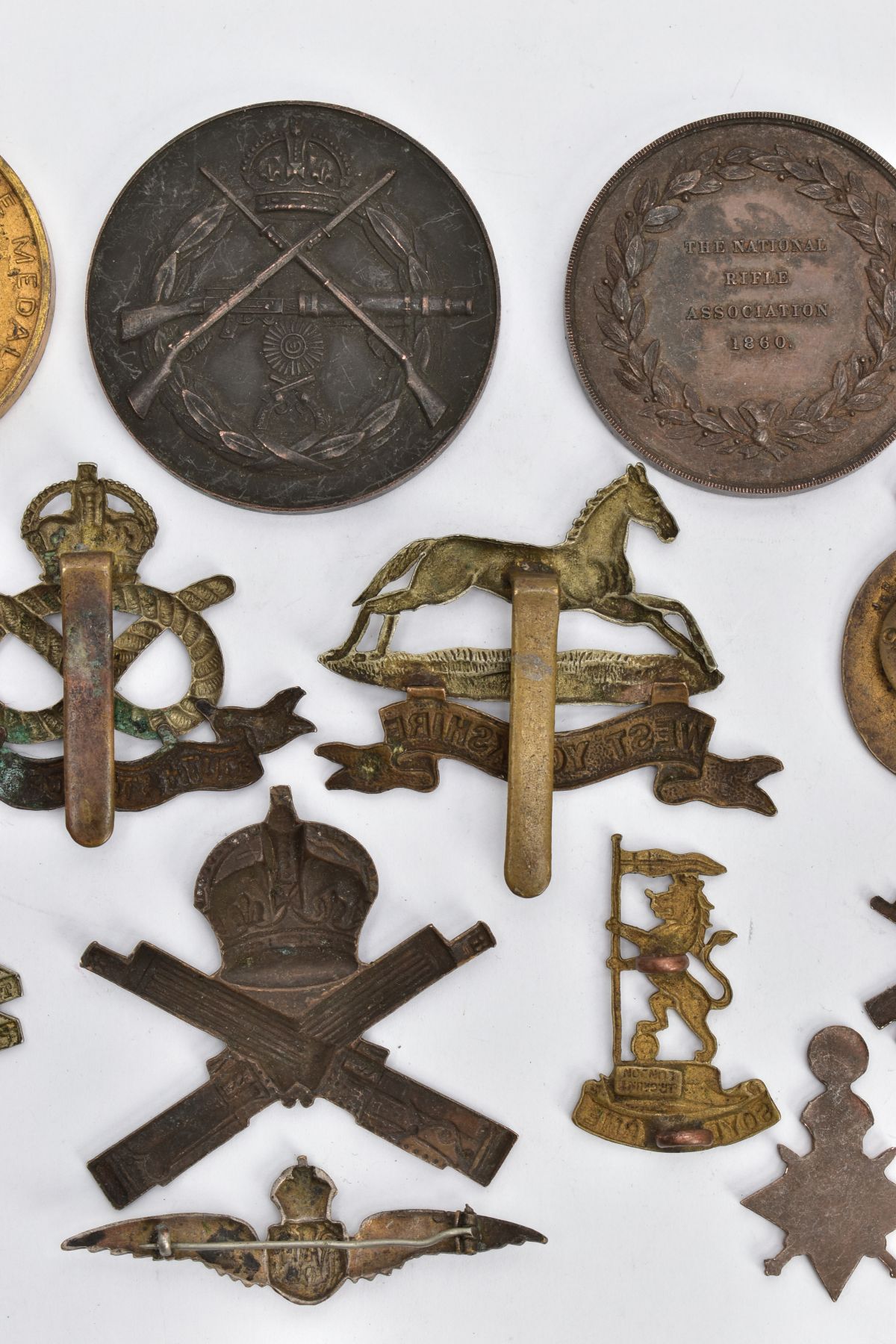 A BOX OF WORLD WAR ONE PERIOD CAP BADGES ETC, to include South Staffordshire, West Yorkshire, - Image 7 of 8