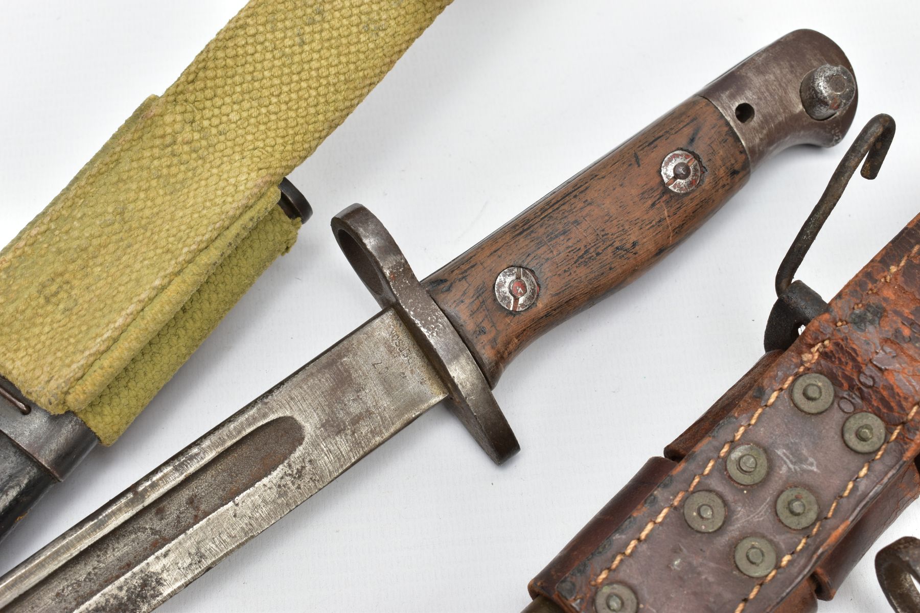 TWO WORLD WAR 1/2 RIFLE BAYONETS AND SCABBARDS, to include US Army 1917 pattern Remington brand - Image 7 of 10