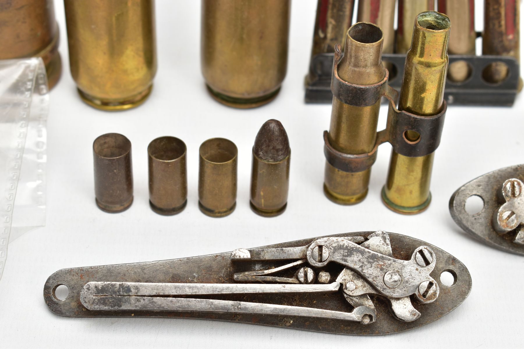 A BOX CONTAINING INERT AMMUNITION AND ORDENANCE, to include 2 x 1943 dated shells, British Baton - Image 4 of 7