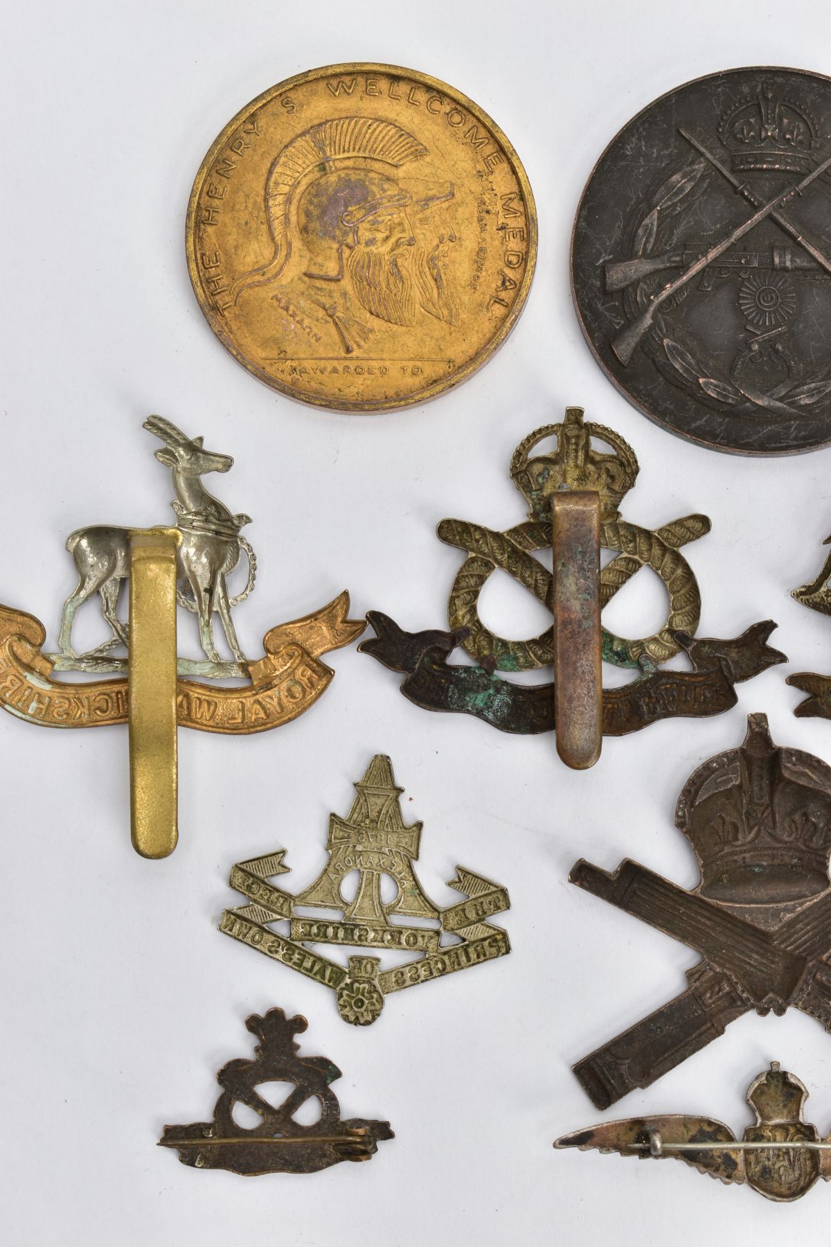 A BOX OF WORLD WAR ONE PERIOD CAP BADGES ETC, to include South Staffordshire, West Yorkshire, - Image 6 of 8