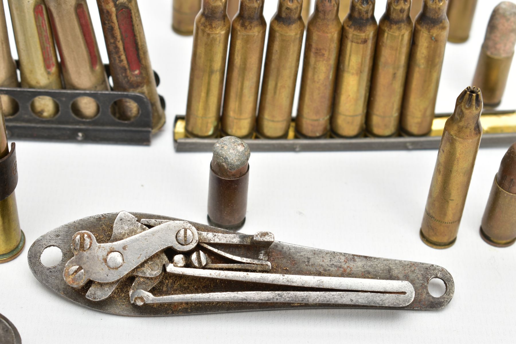 A BOX CONTAINING INERT AMMUNITION AND ORDENANCE, to include 2 x 1943 dated shells, British Baton - Image 5 of 7