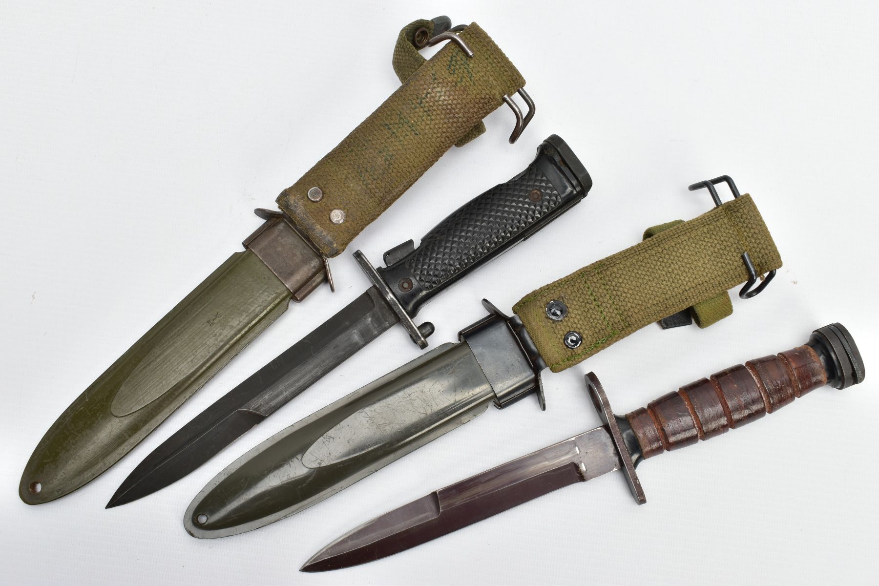 TWO WORLD WAR 2 ERA US ARMY BAYONETS, M4 with canvas/metal scabbard, marked US M4, scabbard marked - Image 4 of 7