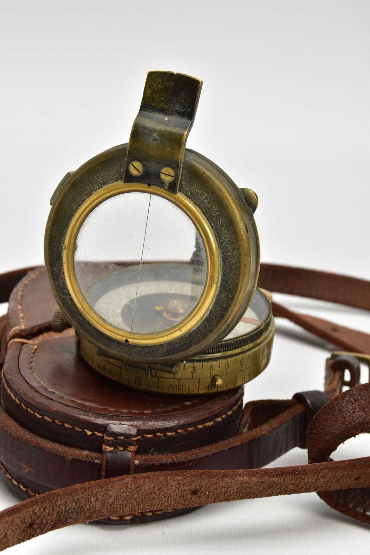 A WORLD WAR ONE ERA FIELD COMPASS, WAR OFFICE, DATED 1917, in its correct brown leather carrying - Image 2 of 6