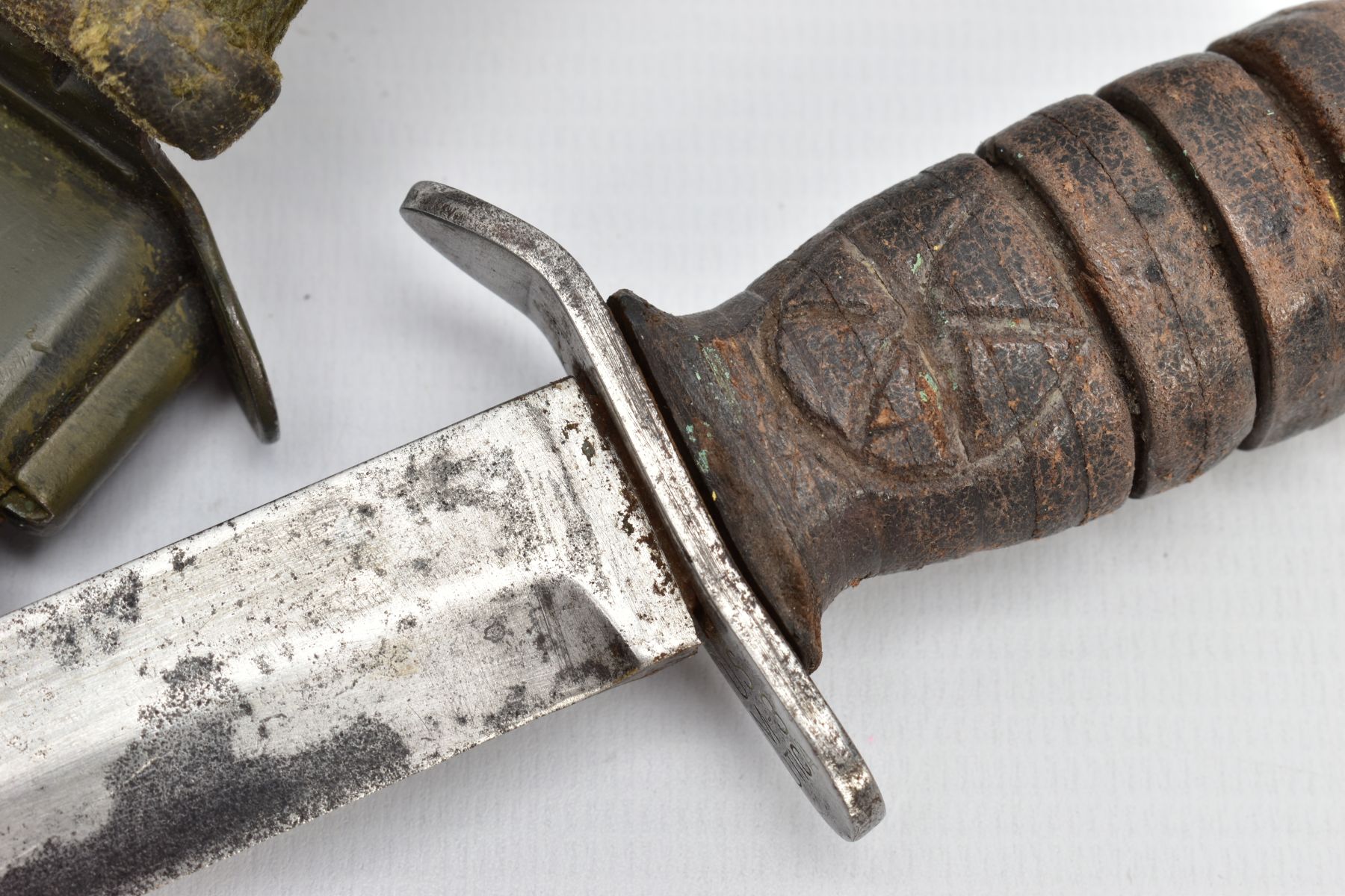 AMERICAN WORLD WAR TWO ERA M3 FIGHTING KNIFE, in metal and canvas scabbard, the knife cross guard is - Image 6 of 7