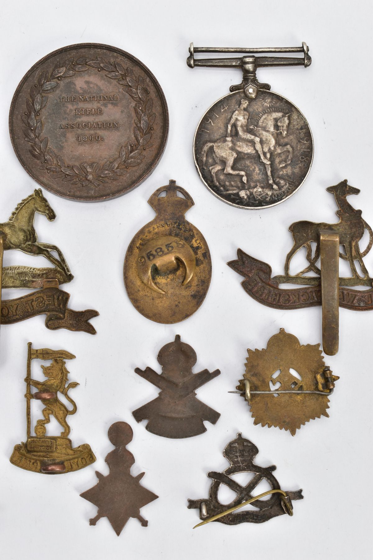 A BOX OF WORLD WAR ONE PERIOD CAP BADGES ETC, to include South Staffordshire, West Yorkshire, - Image 8 of 8