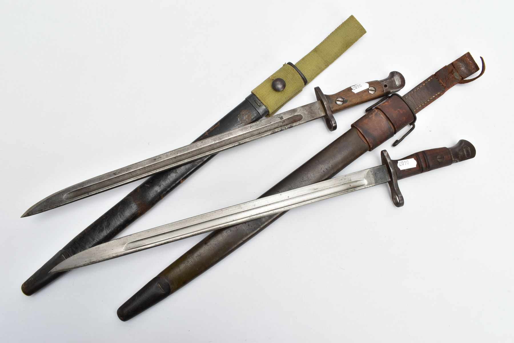 TWO WORLD WAR 1/2 RIFLE BAYONETS AND SCABBARDS, to include US Army 1917 pattern Remington brand - Image 3 of 10