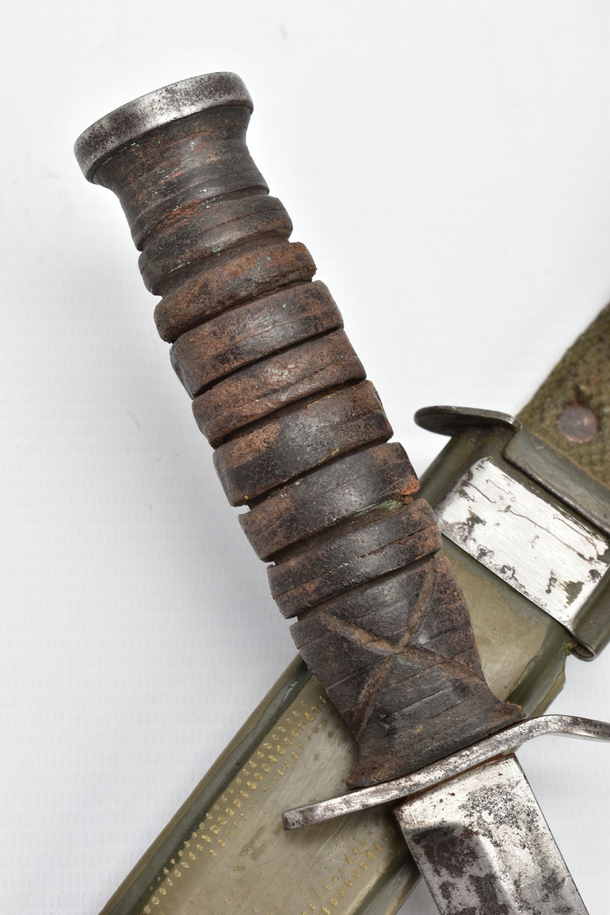 AMERICAN WORLD WAR TWO ERA M3 FIGHTING KNIFE, in metal and canvas scabbard, the knife cross guard is - Image 3 of 7