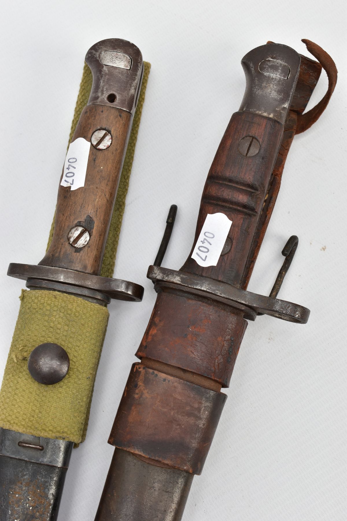 TWO WORLD WAR 1/2 RIFLE BAYONETS AND SCABBARDS, to include US Army 1917 pattern Remington brand - Image 2 of 10