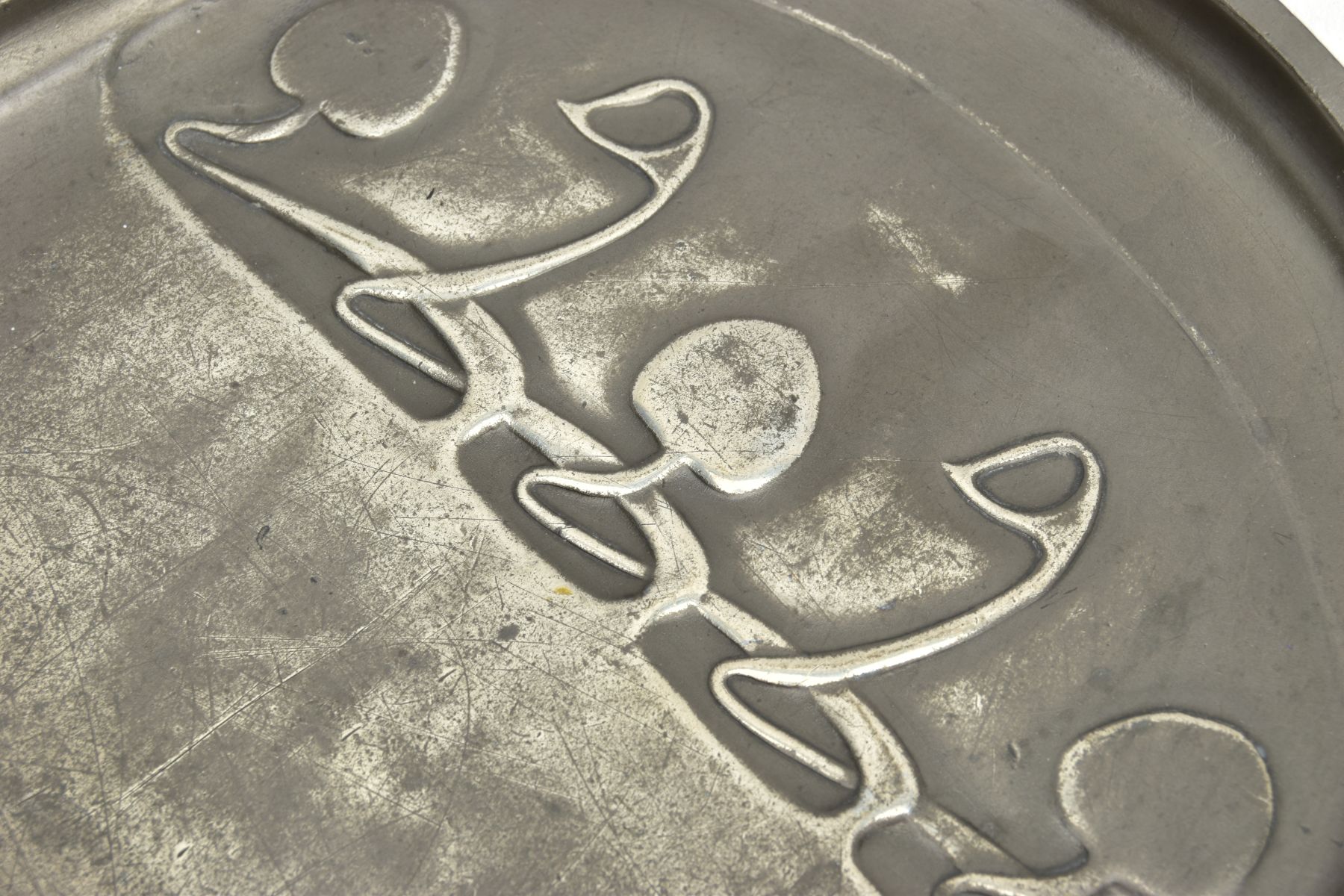 A TUDRIC PEWTER OVAL DISH, cast with a sinuous scrolling design, stamped 'Tudric 0164' to the - Image 3 of 5
