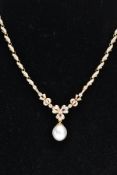 A MODERN 18CT GOLD SOUTH SEA PEARL AND DIAMOND NECKLET, centring on a detachable white South Sea