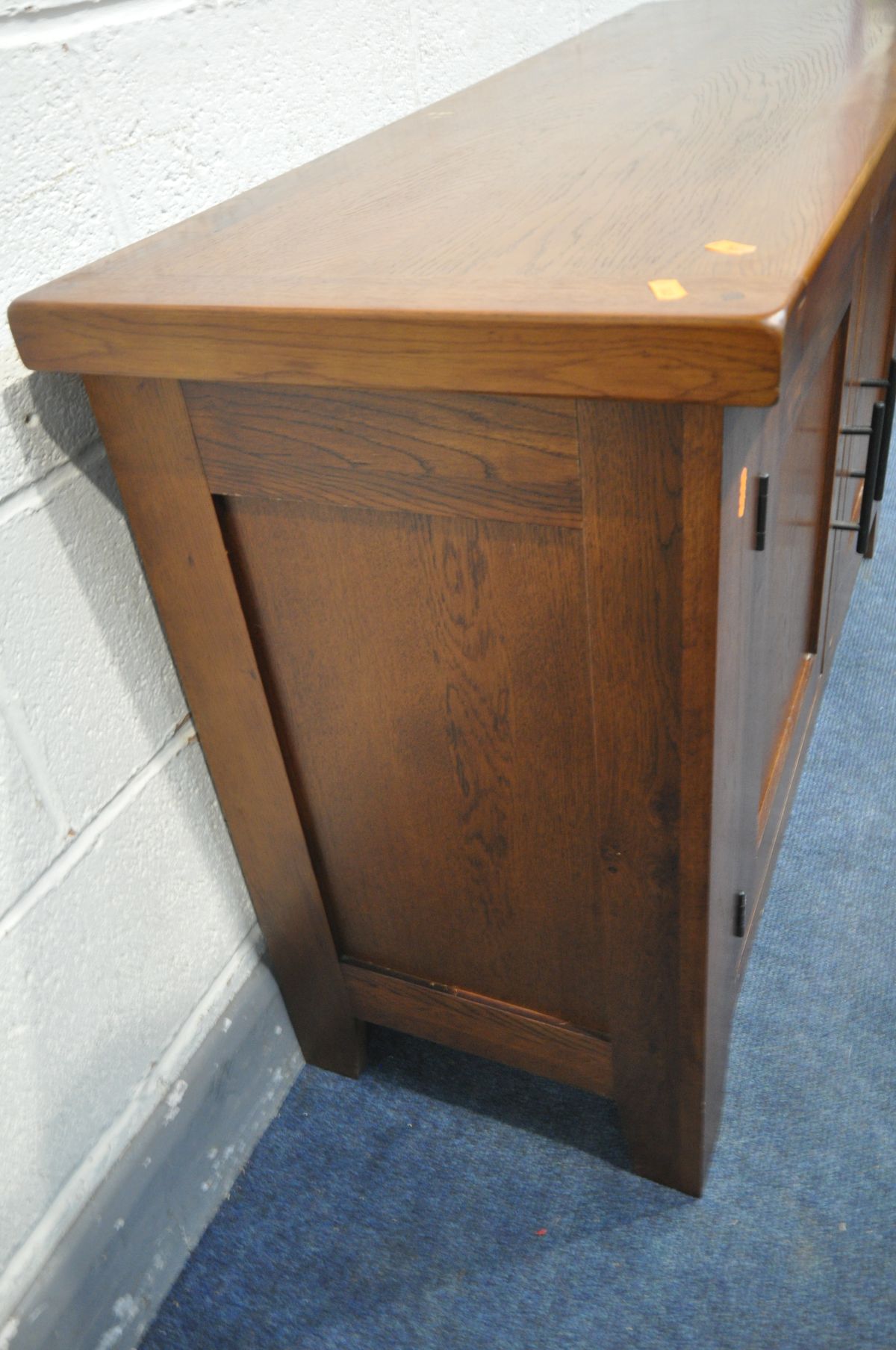 AN OAK TWO DOOR CABINET, width 120cm x depth 41cm x height 73cm - Image 3 of 4