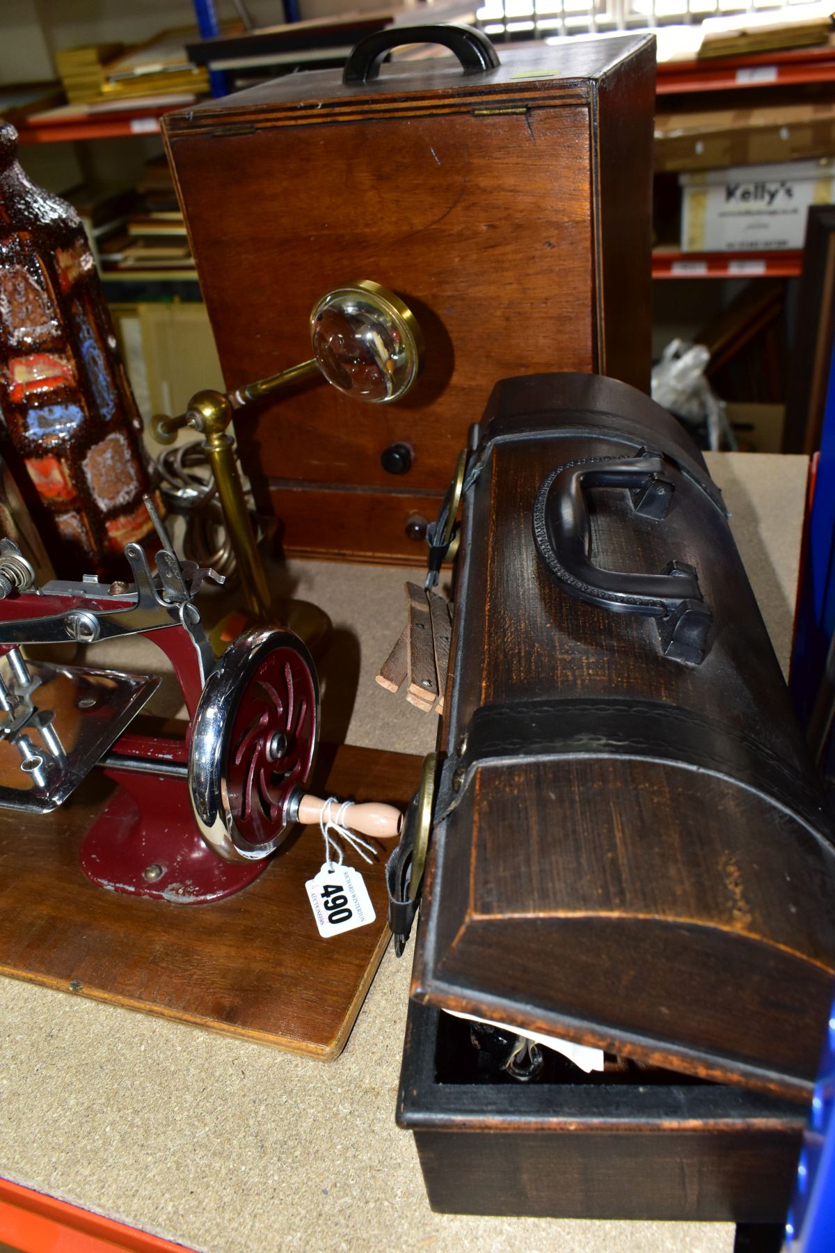 A MINIATURE HAND CRANK SEWING MACHINE, A BRASS MAGNIFIER AND ASSORTED ITEMS, to include a mid- - Image 8 of 8