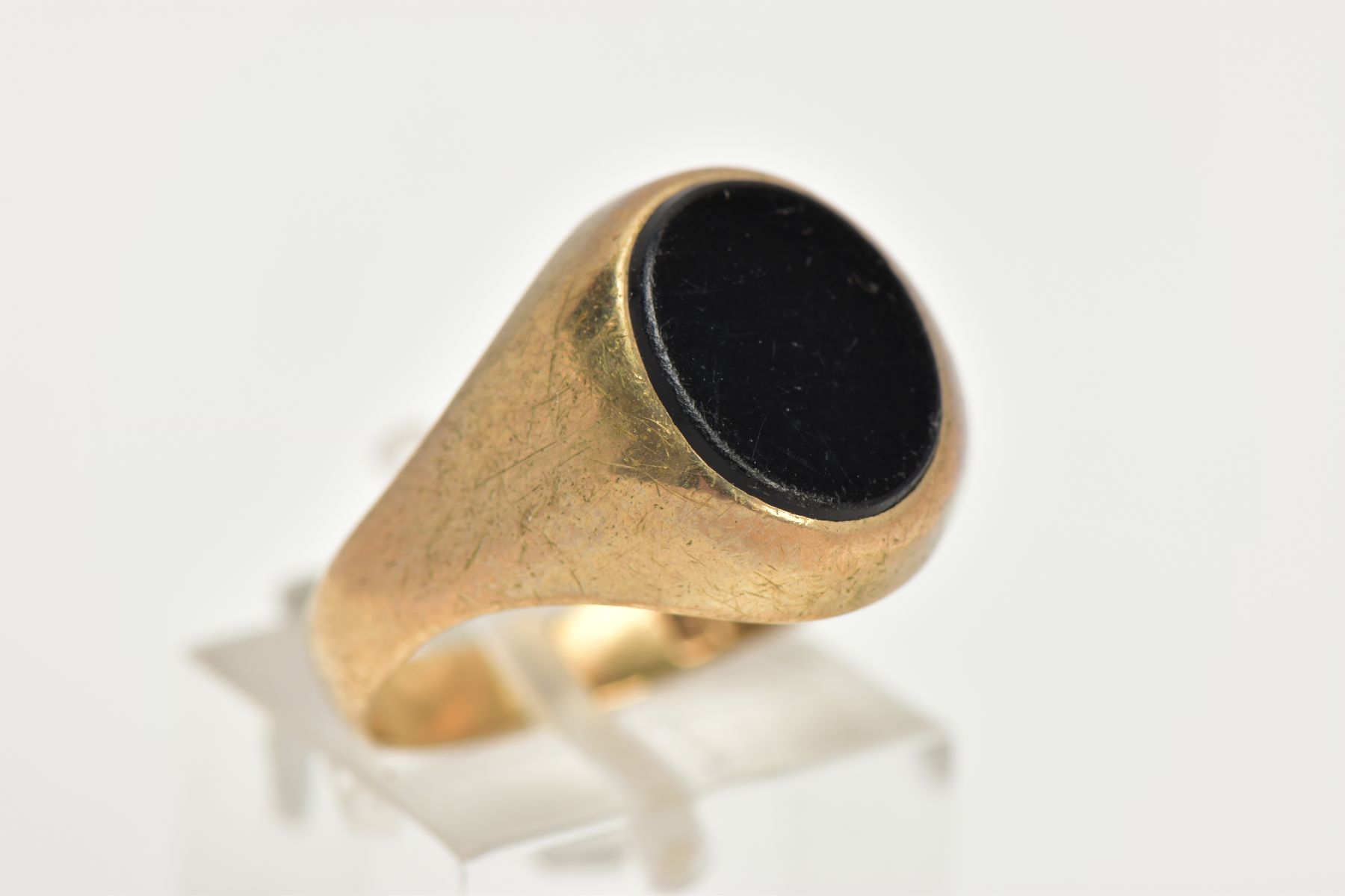 A GENTS 9CT GOLD SIGNET RING, of an oval form set with an onyx panel to a plain polished mount and - Image 4 of 4