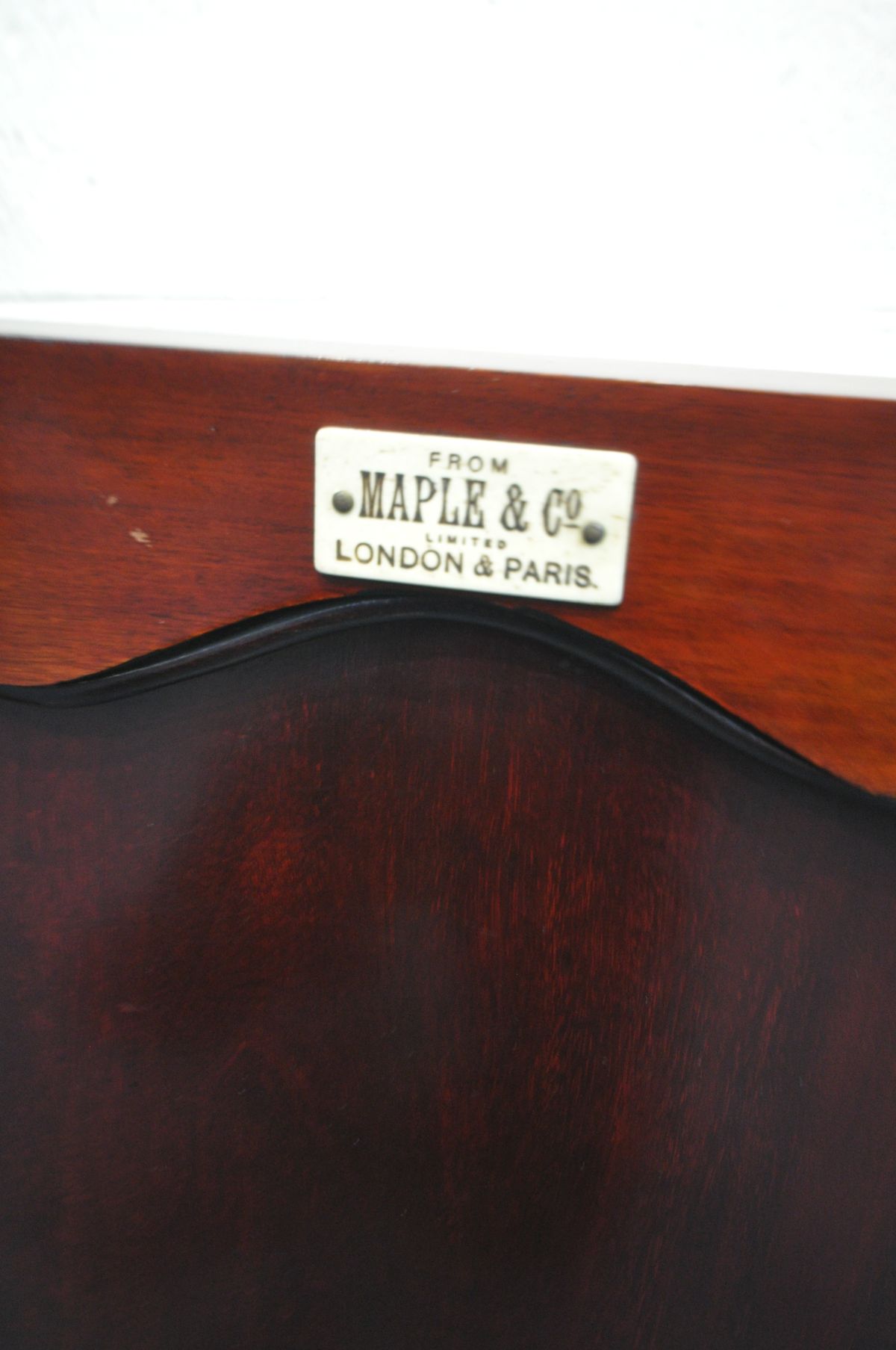 MAPLE AND CO OF LONDON AND PARIS, A EDWARDIAN MAHOGANY SINGLE DOOR CUPBOARD, with a foliate - Image 4 of 4