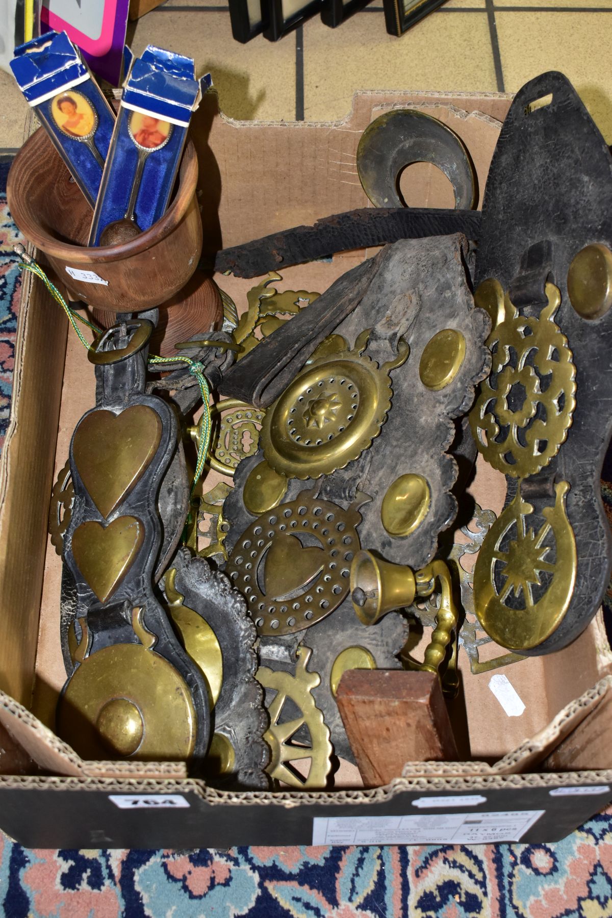 A BOX OF LATE 19TH AND EARLY 20TH CENTURY HORSE BRASSES, ETC, including five leather straps of